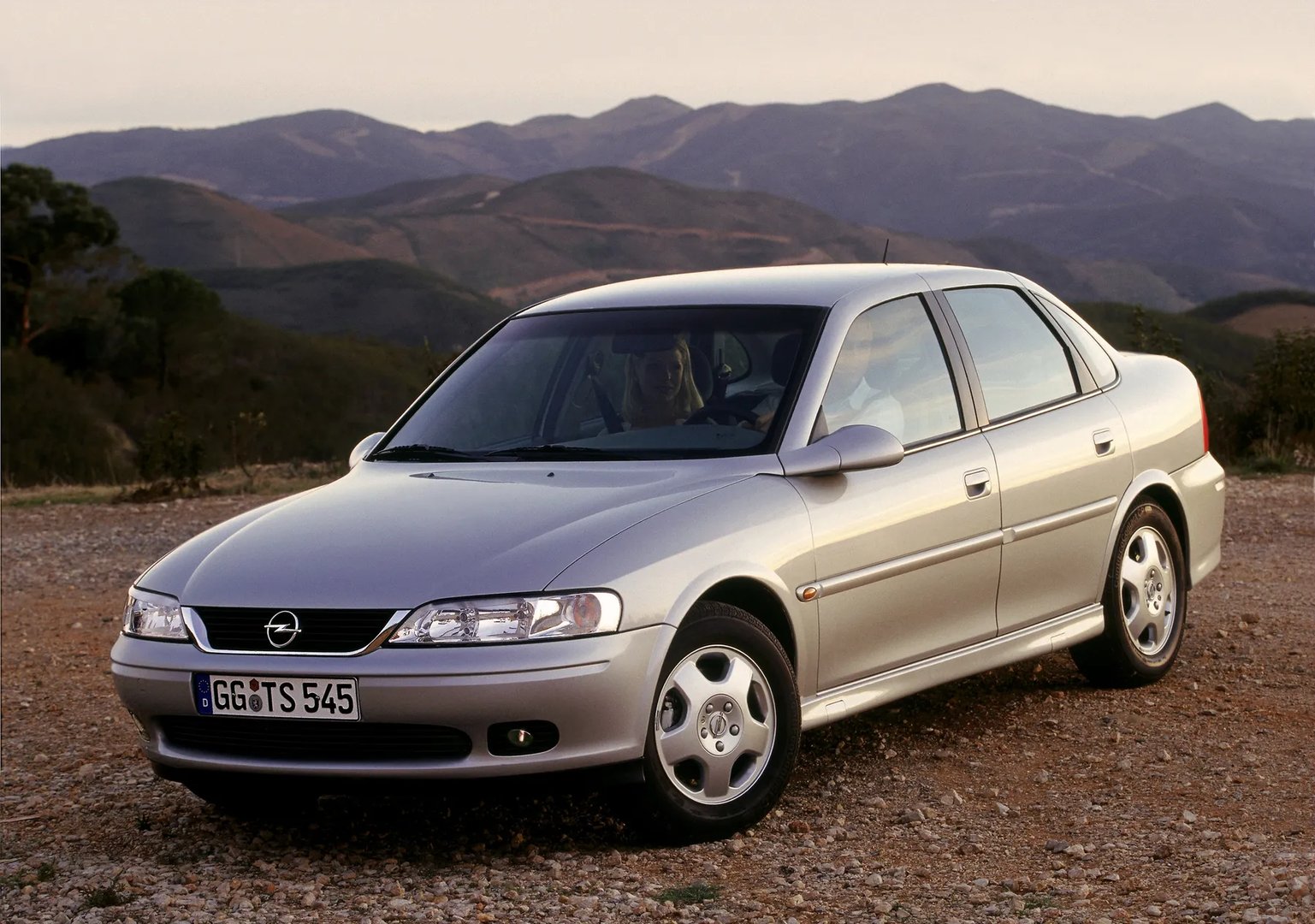 Opel_Vectra_2_generation_restyling__Sedan__5.jpg