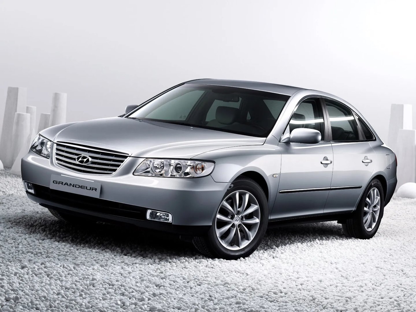Hyundai_Grandeur_4_generation__Sedan__7.jpg