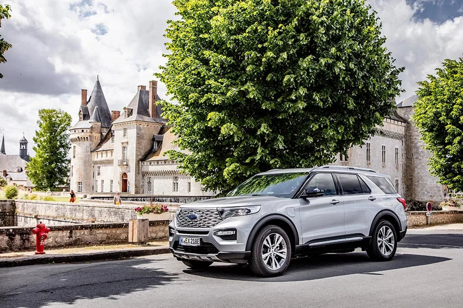 Ford_Explorer_6_generation__SUV_5-doors__4.jpg