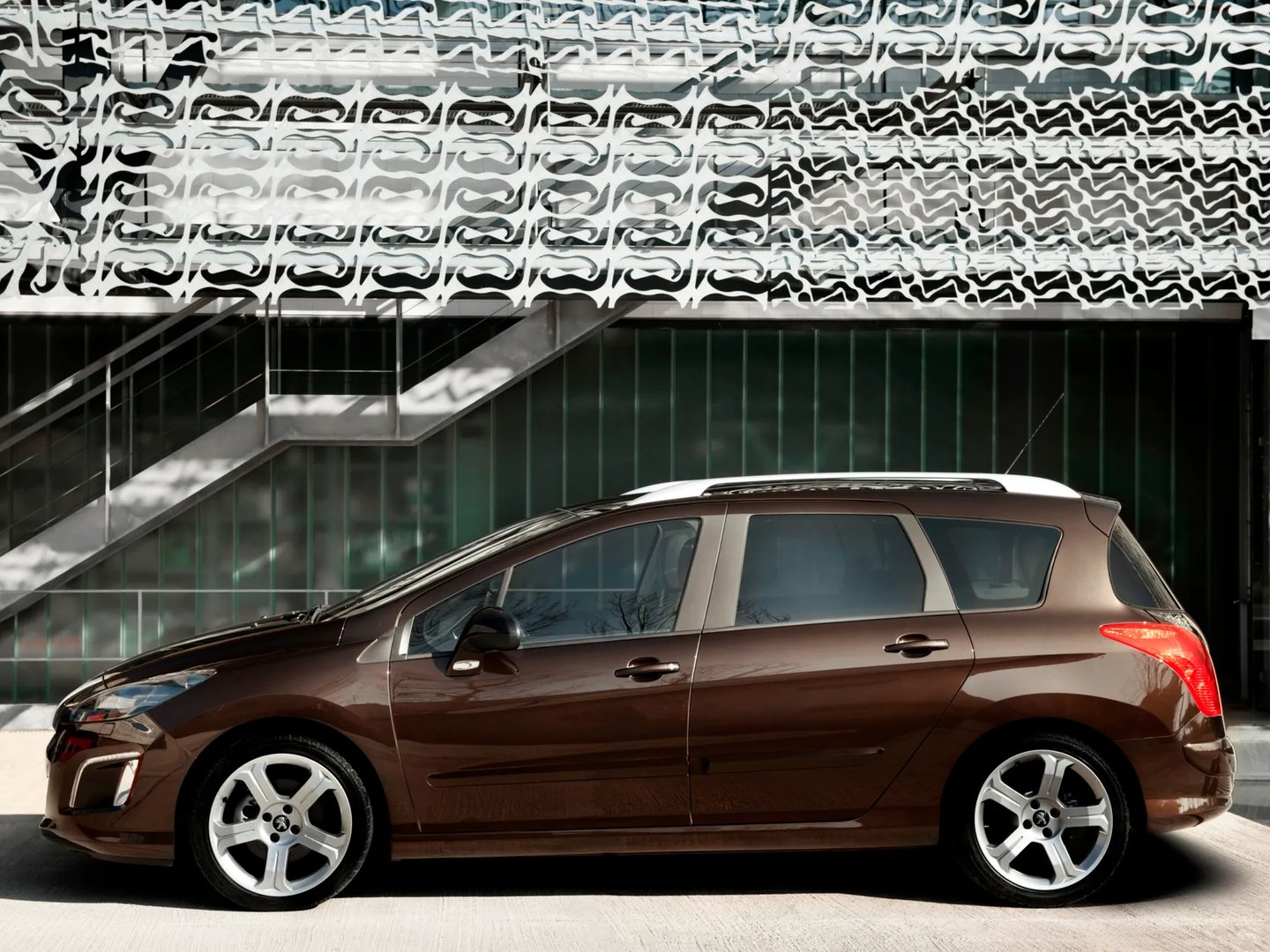 Peugeot_308_1_generation_restyling__Estate_5-door__5.jpg