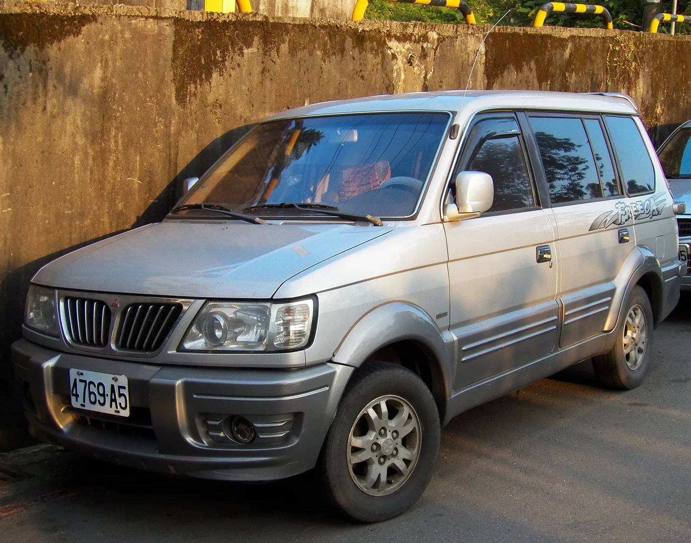 Mitsubishi_Freeca_1_generation__Minivan__3.jpg