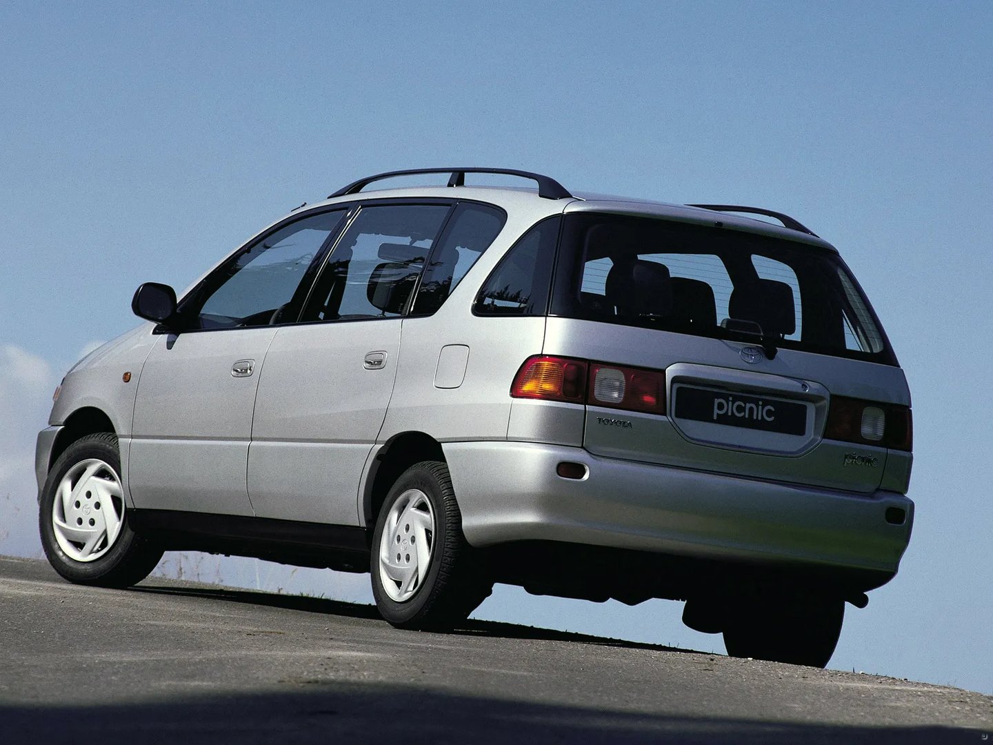 Toyota_Picnic_1_generation__Compact_Van__8.jpg