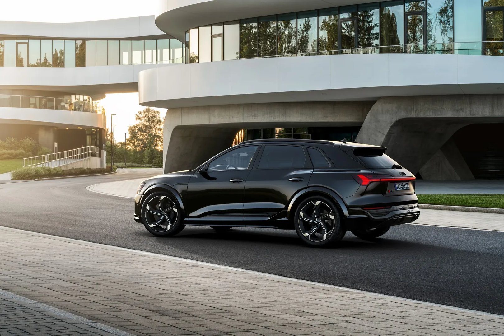 Audi_SQ8_e-tron_1_generation_restyling__SUV_5-doors__10.jpg