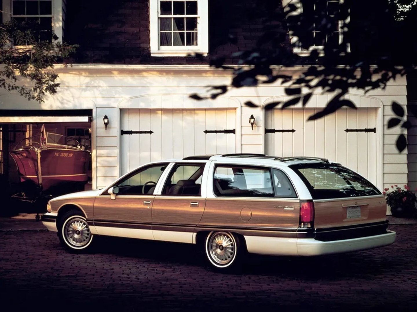 Buick_Roadmaster_8_generation__Estate_5-door__5.jpg