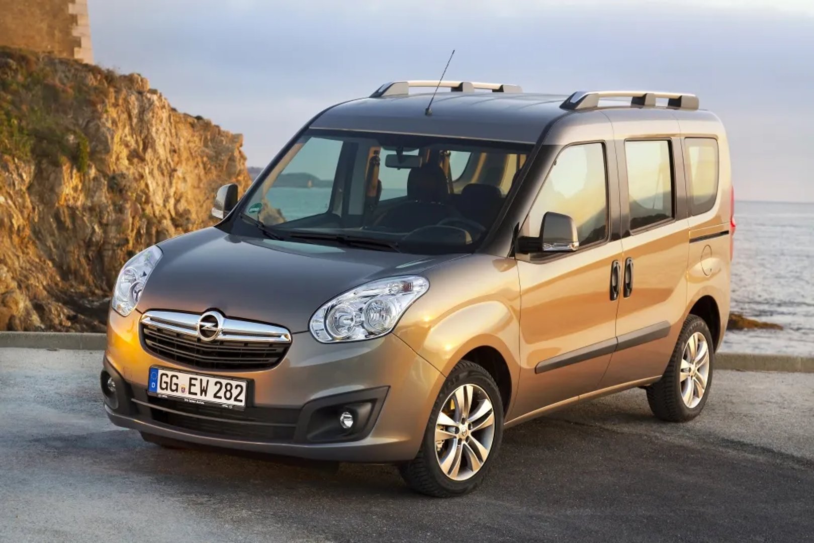 Opel_Combo_4_generation__Compact_Van__2.jpg