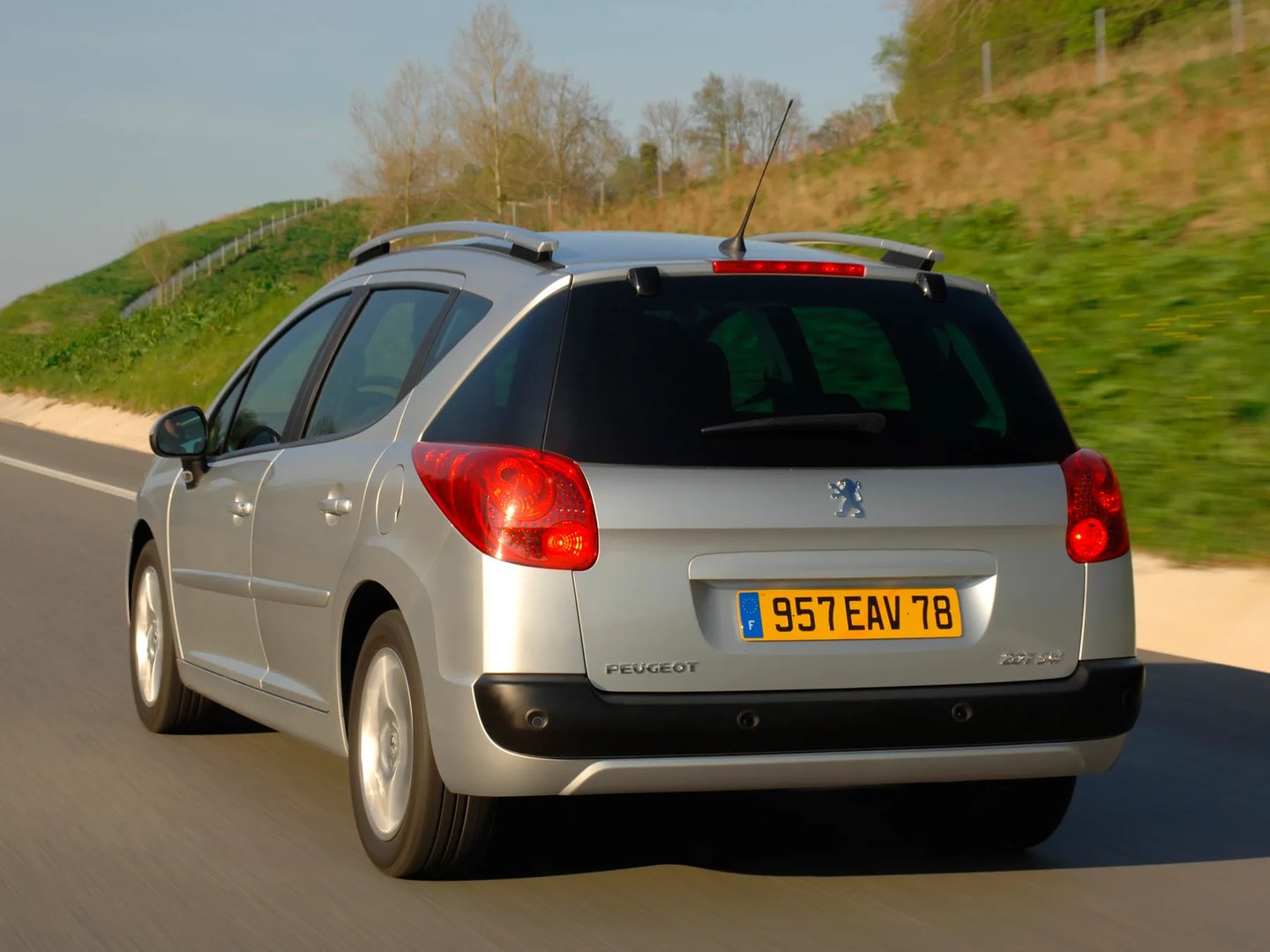 Peugeot_207_1_generation__Estate_5-door__2.jpg