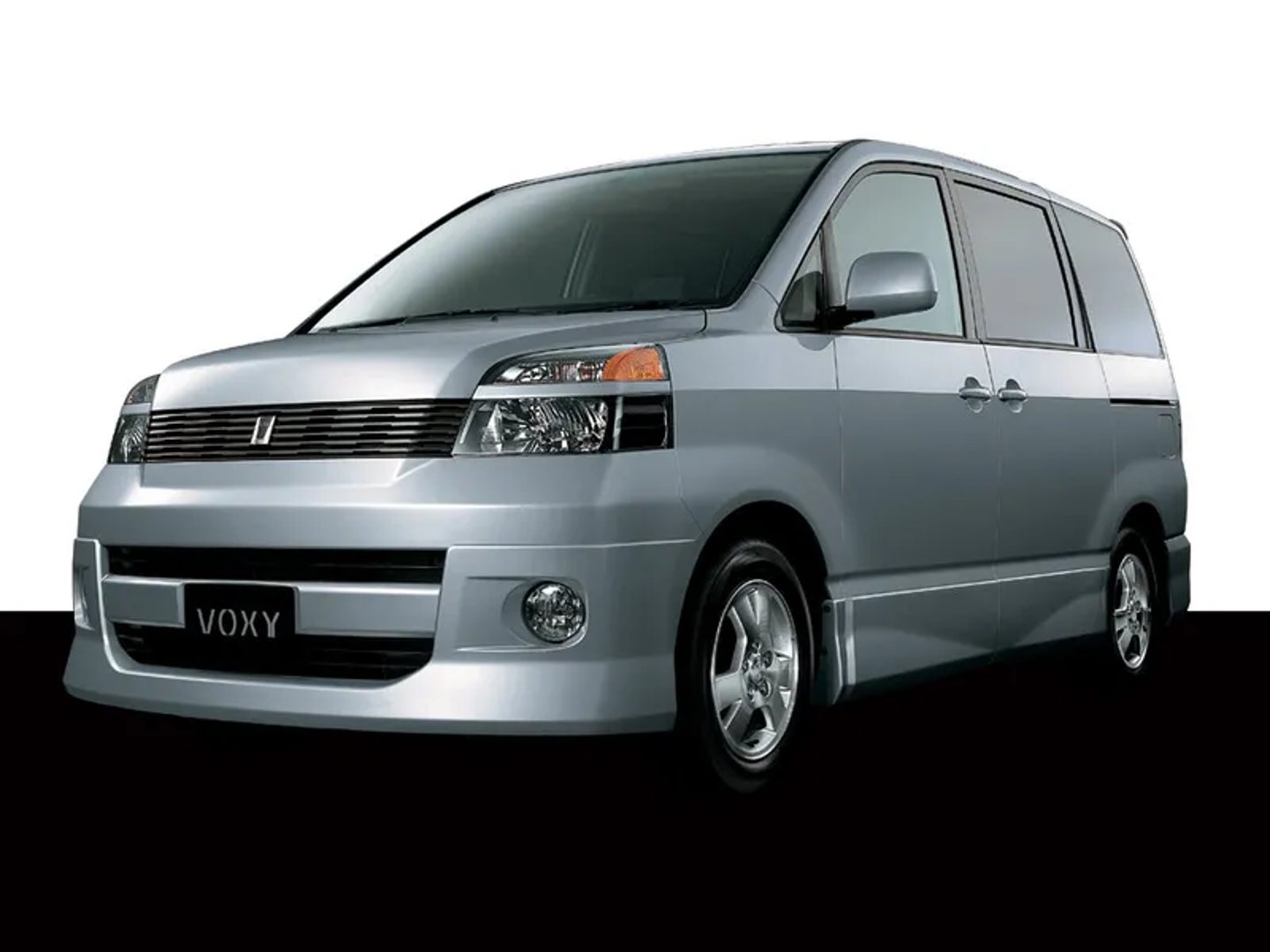 Toyota_Voxy_1_generation__Compact_Van__1.jpg
