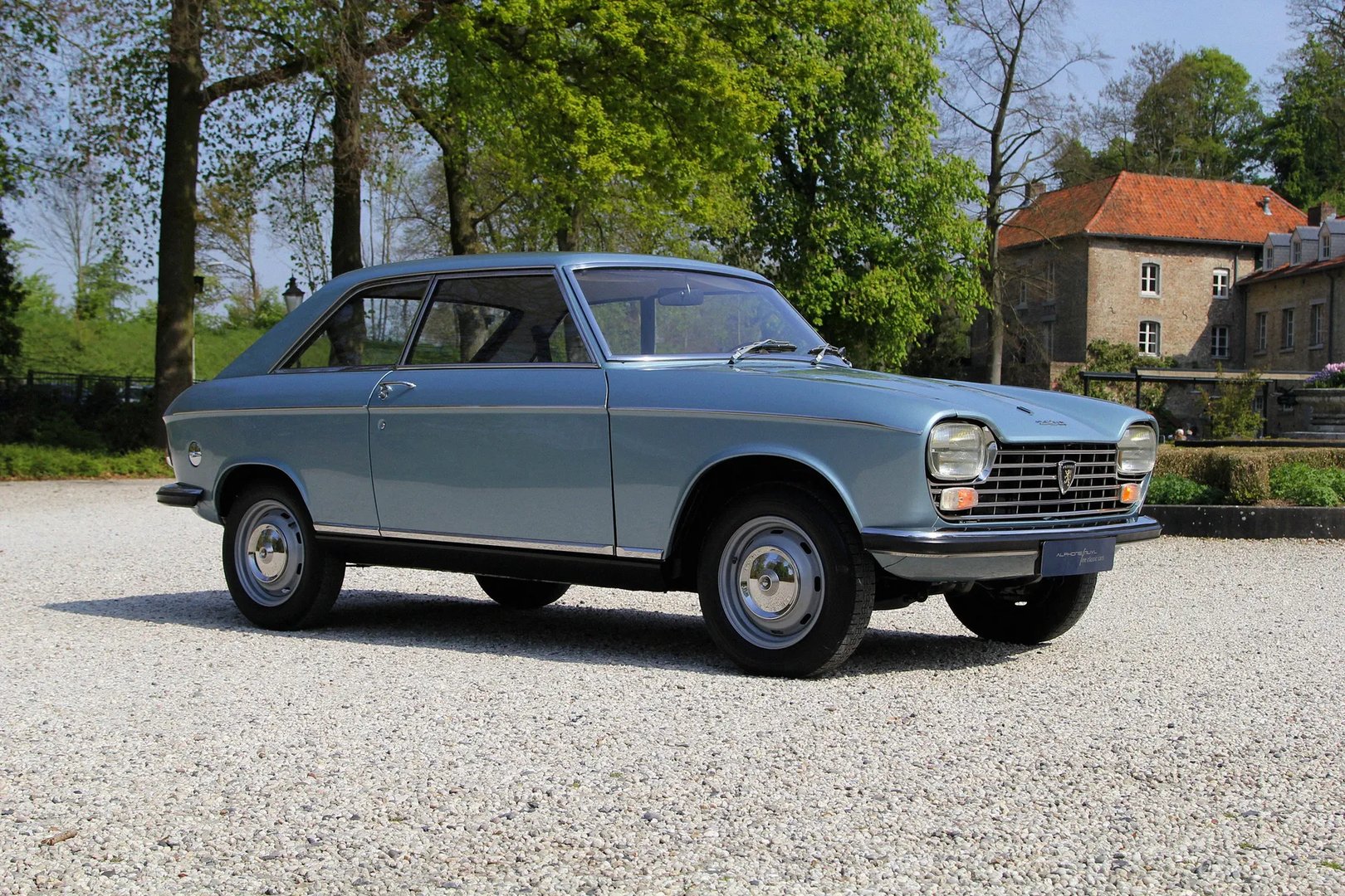 Peugeot_204_1_generation__Coupe__2.jpg