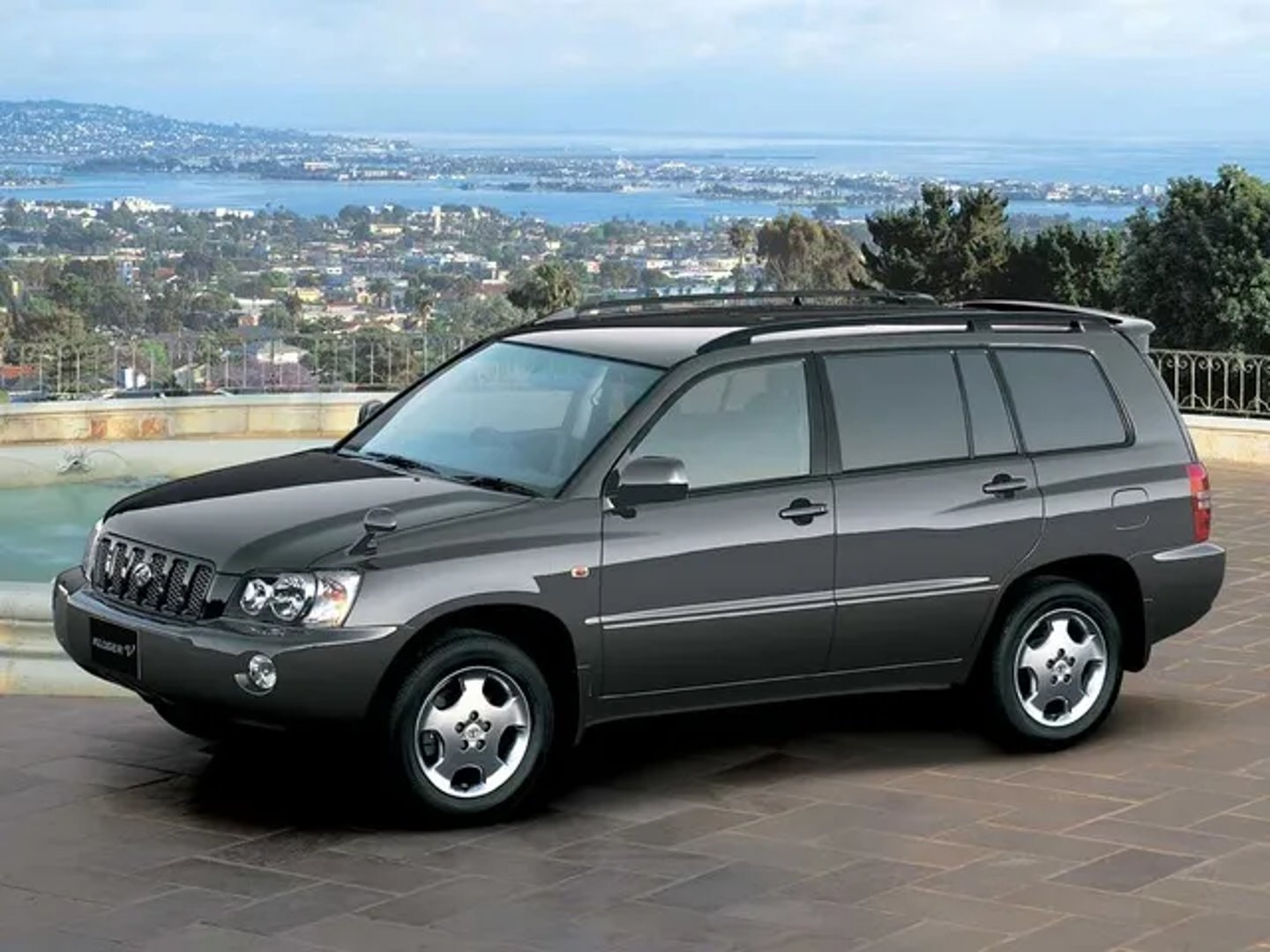 Toyota_Kluger_1_generation__SUV_5-doors__1.jpg
