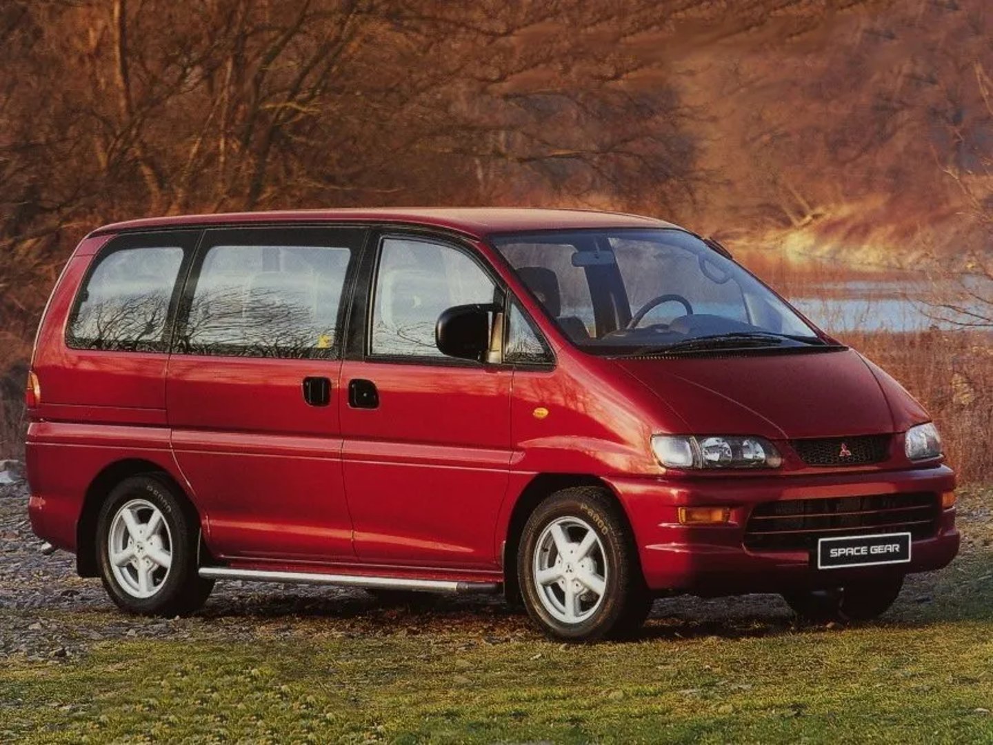 Mitsubishi_Space_Gear_1_generation_restyling__Minivan__3.jpg