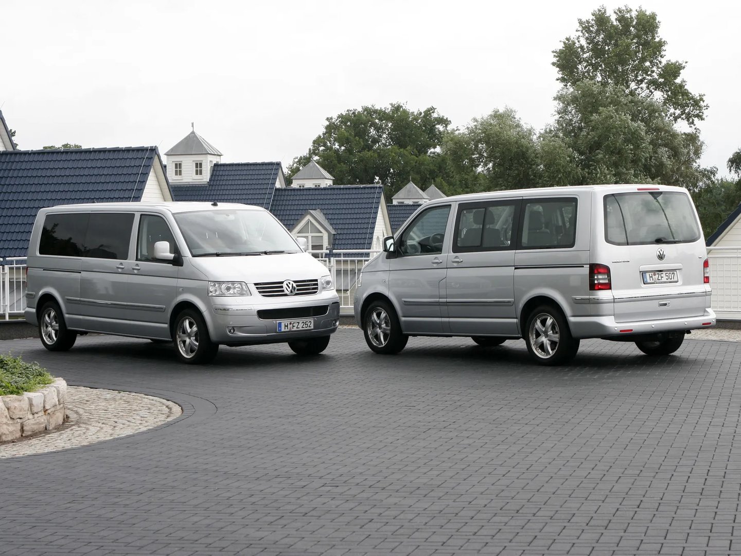 Volkswagen_Multivan_5_generation__Minivan__11.jpg