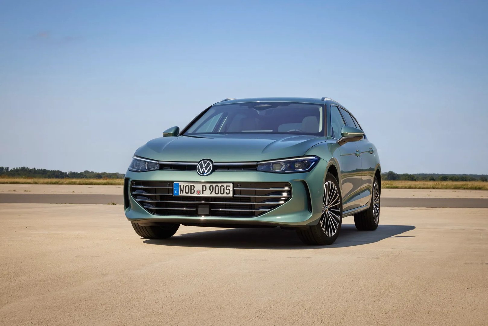Volkswagen_Passat_9_generation__Estate_5-door__7.jpg