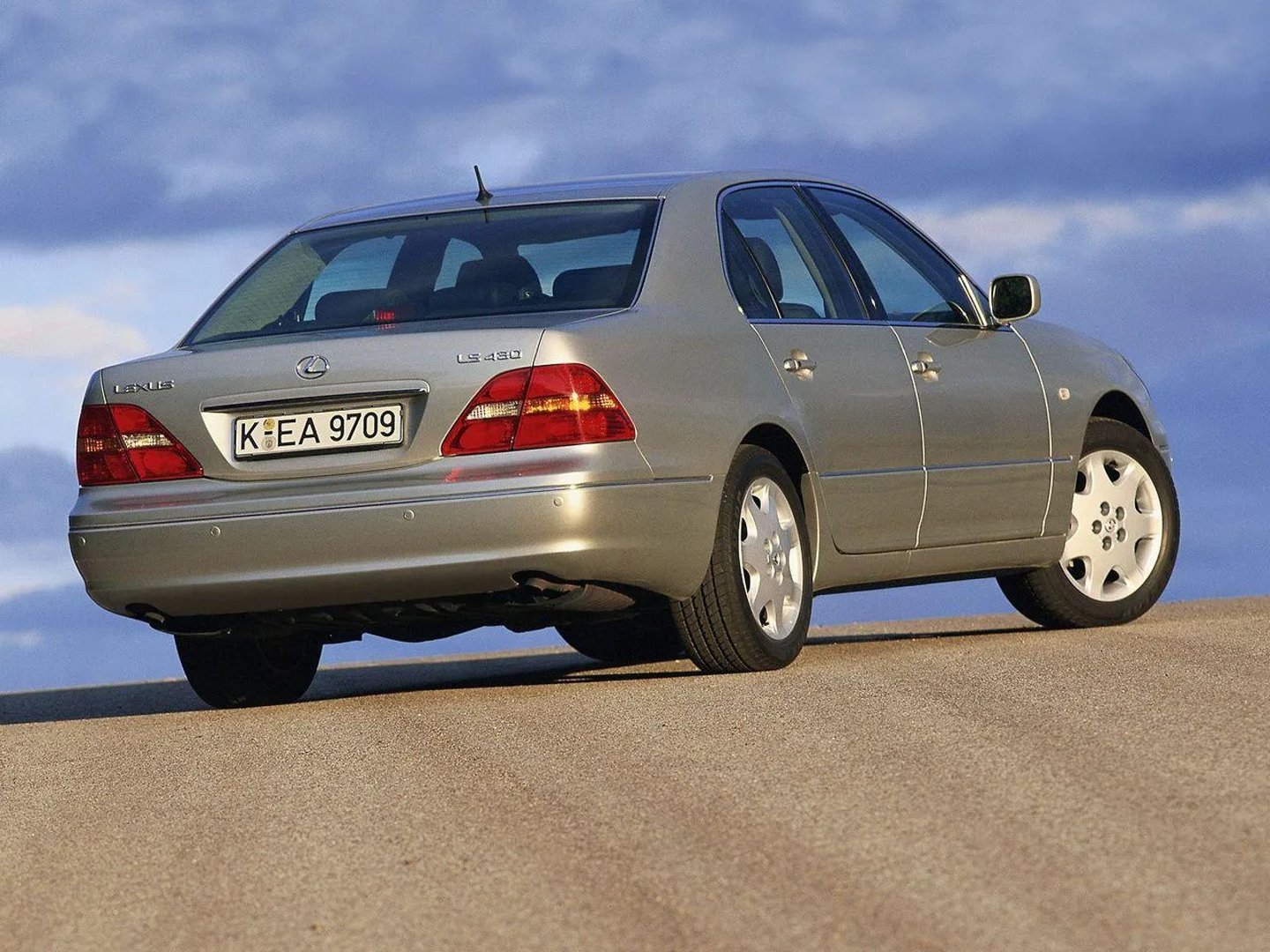 Lexus_LS_3_generation__Sedan__13.jpg