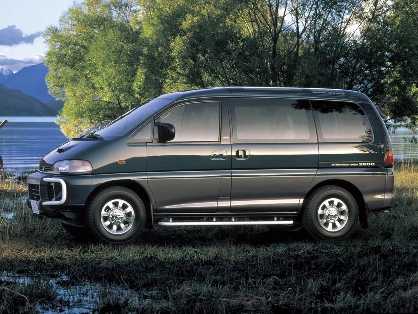 Mitsubishi_Space_Gear_1_generation__Minivan__1.jpg