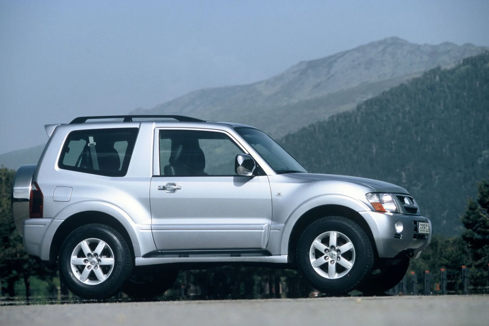 Mitsubishi_Montero_3_generation__SUV_3-doors__6.jpg