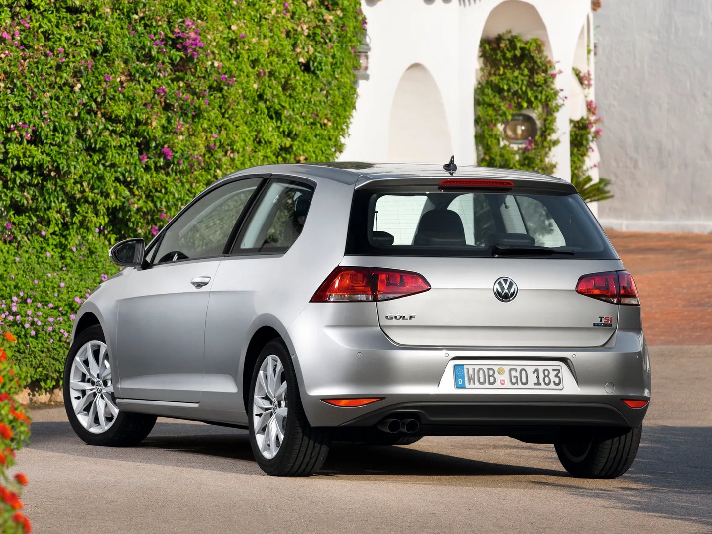Volkswagen_Golf_7_generation__Hatchback_3-door__13.jpg