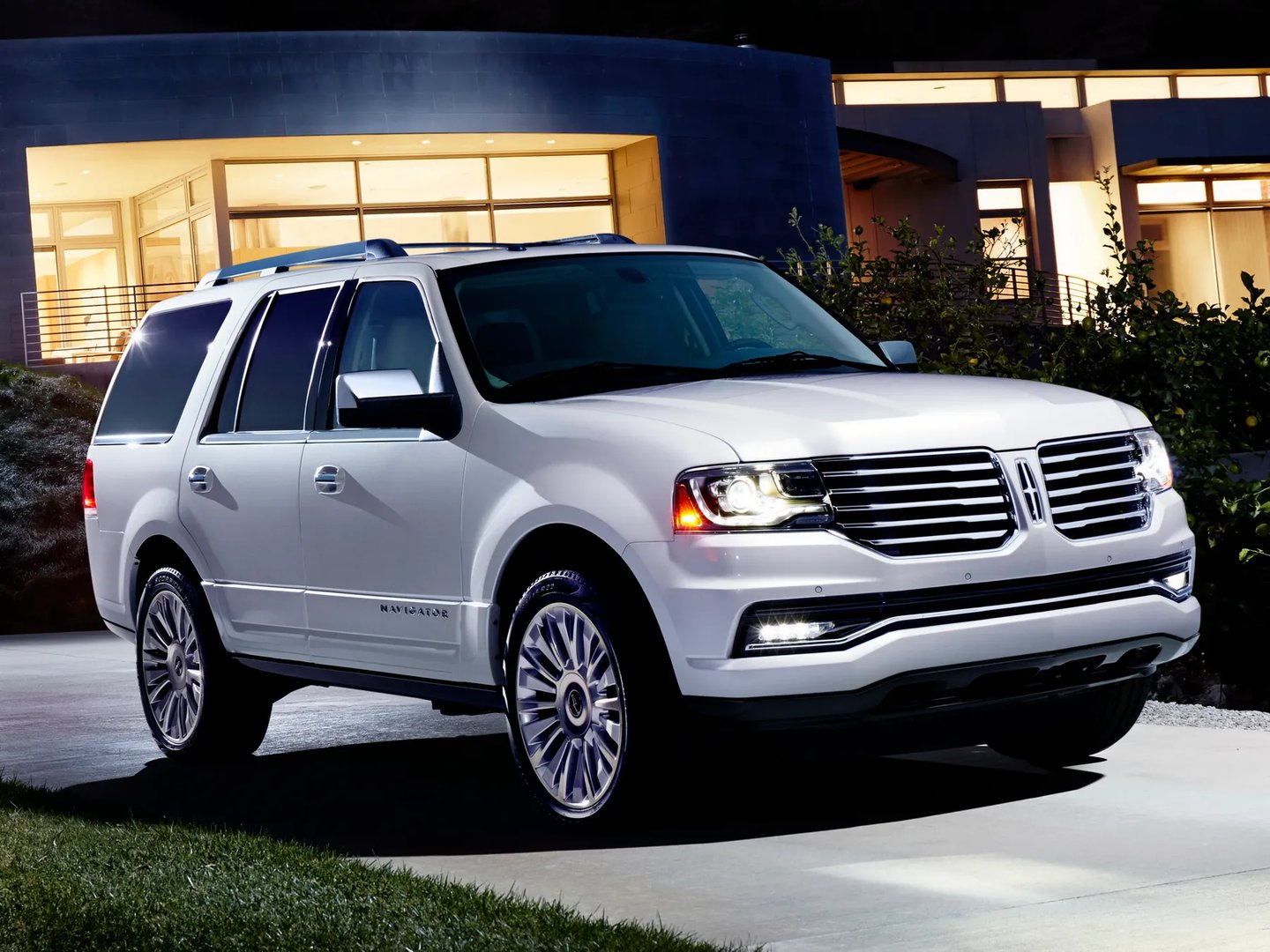 Lincoln_Navigator_3_generation_restyling__SUV_5-doors__4.jpg