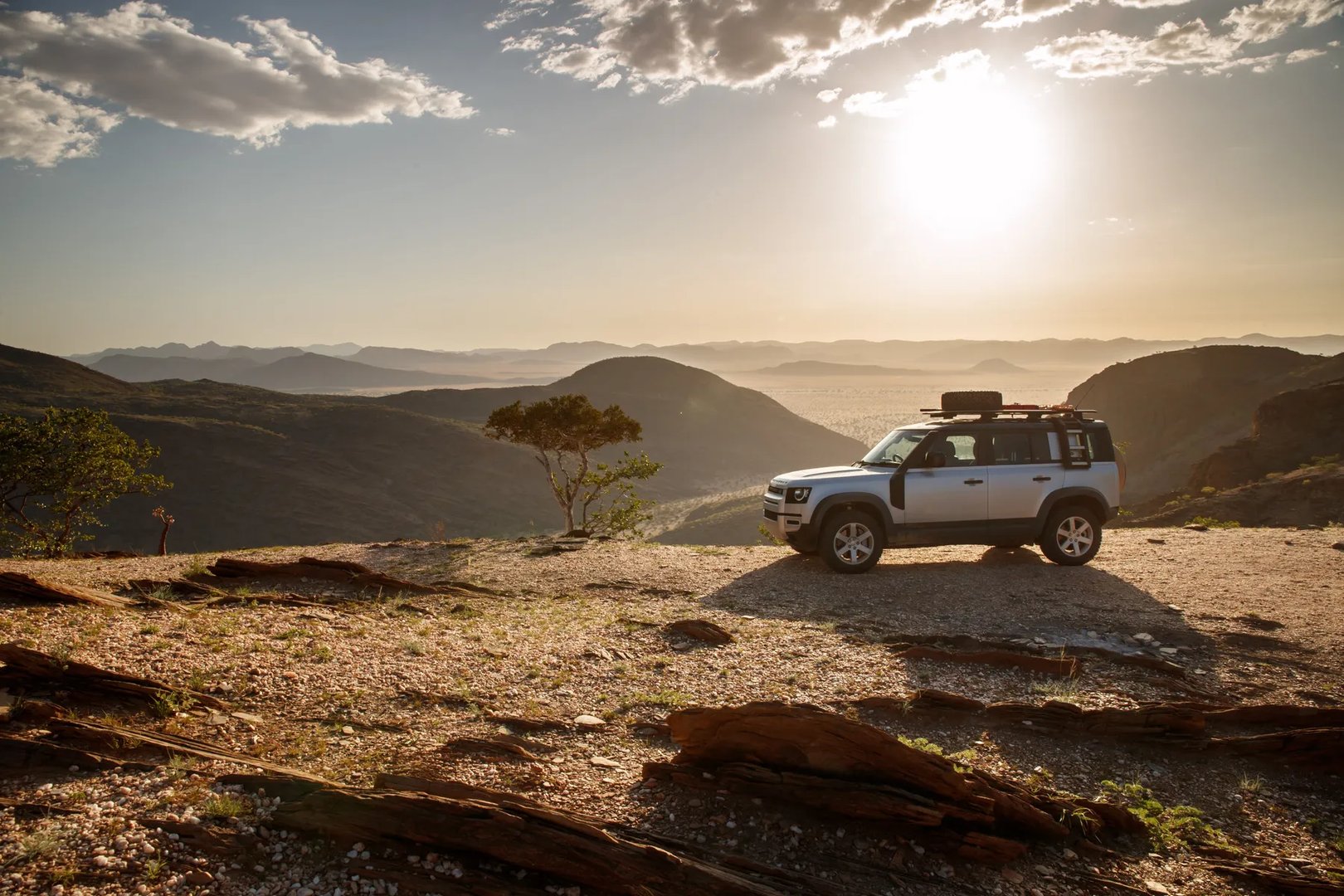 Land Rover_Defender_2_generation__SUV_5-doors__8.jpg