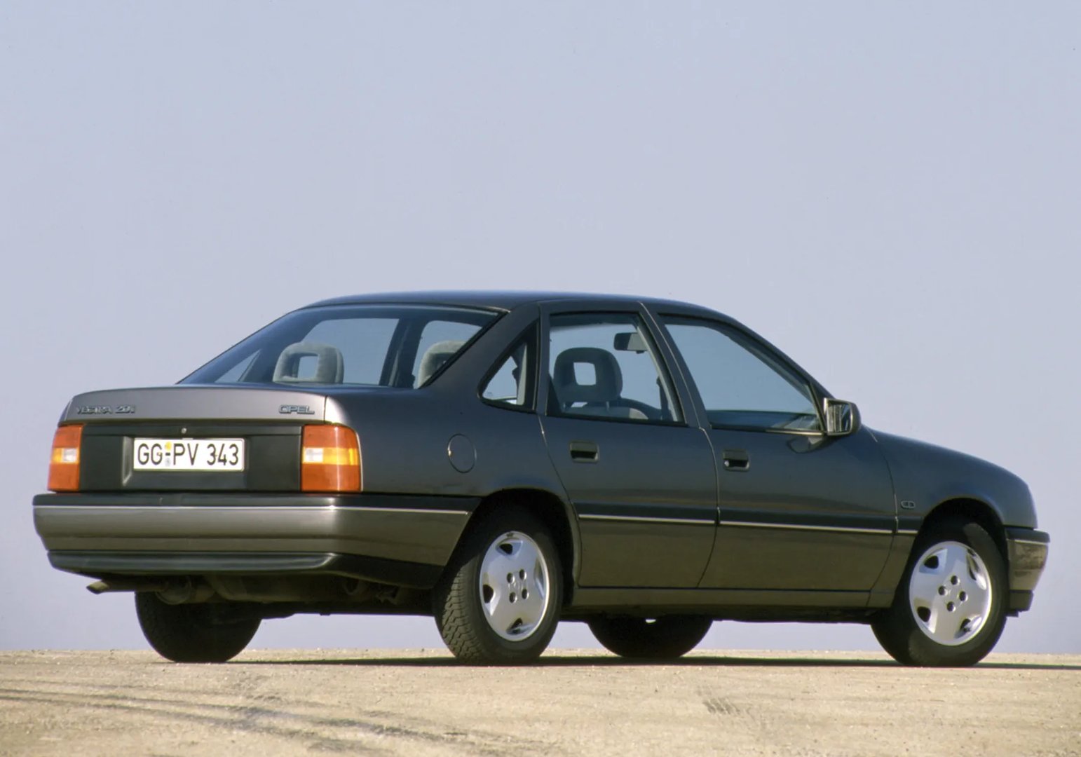 Opel_Vectra_1_generation__Sedan__13.jpg