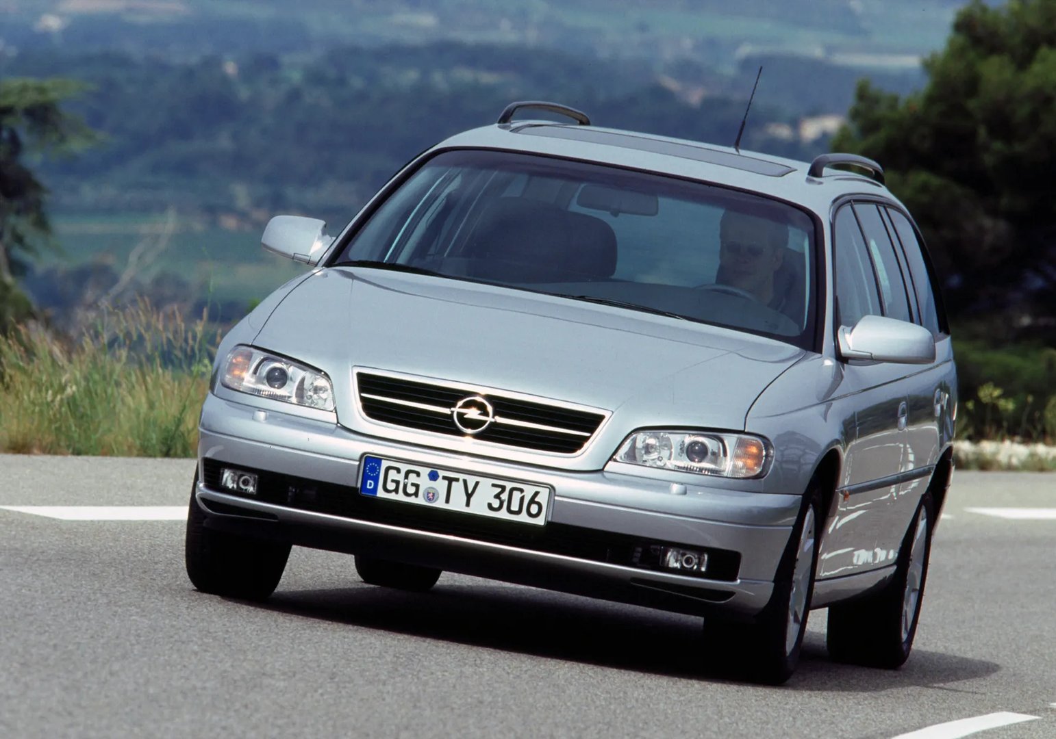 Opel_Omega_2_generation_restyling__Estate_5-door__8.jpg