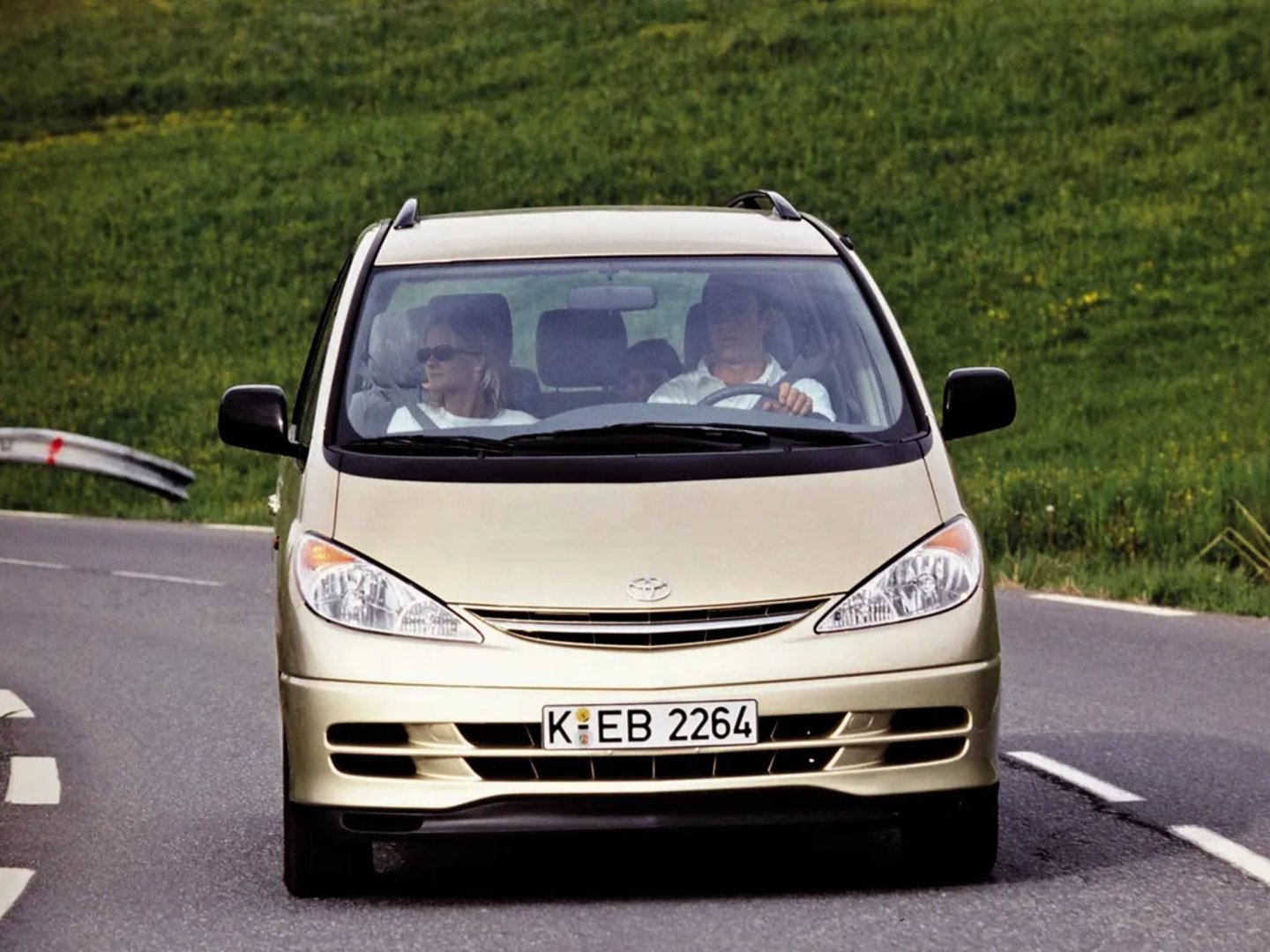 Toyota_Previa_2_generation__Minivan__13.jpg