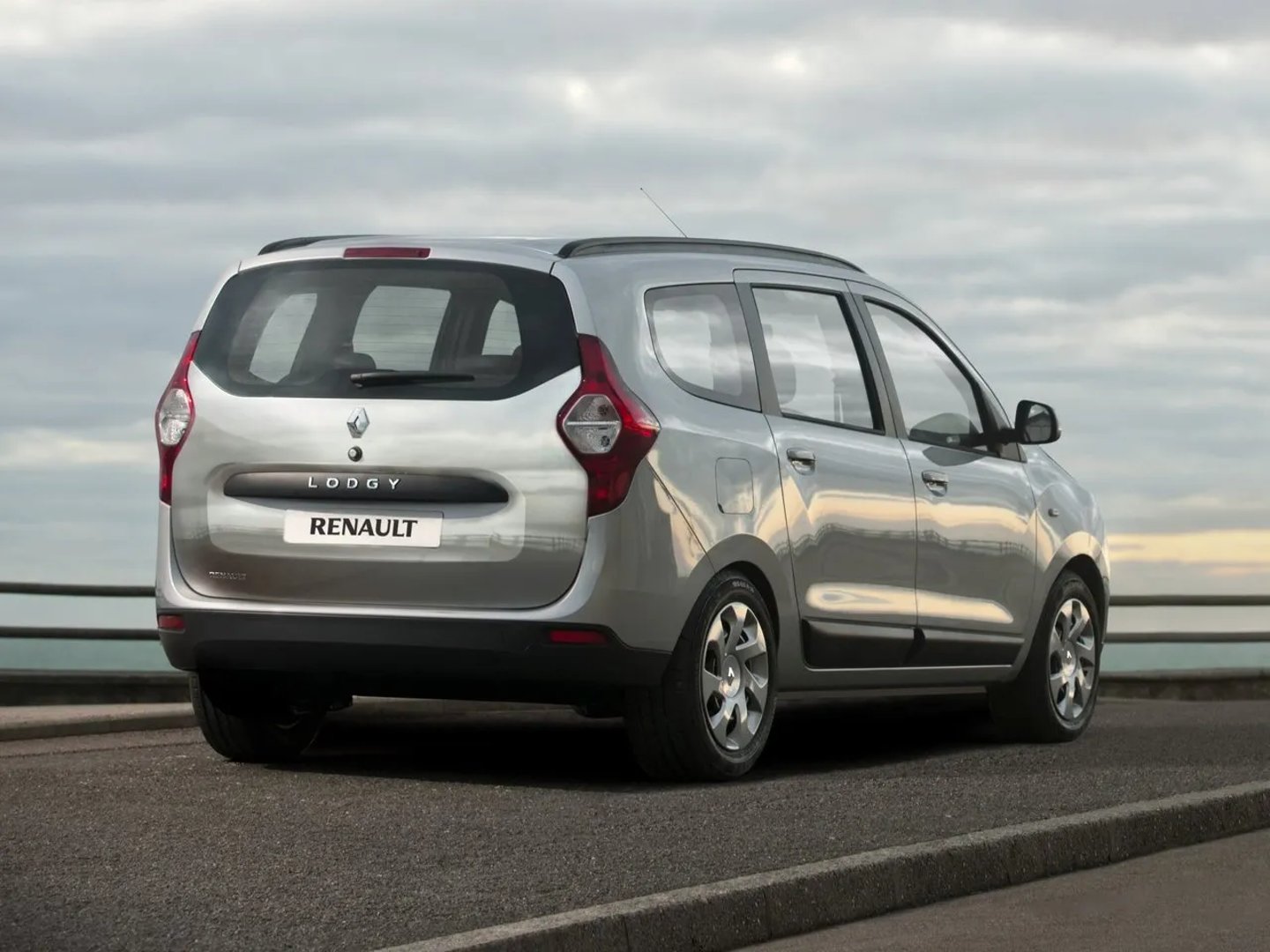 Renault_Lodgy_1_generation__Compact_Van__1.jpg