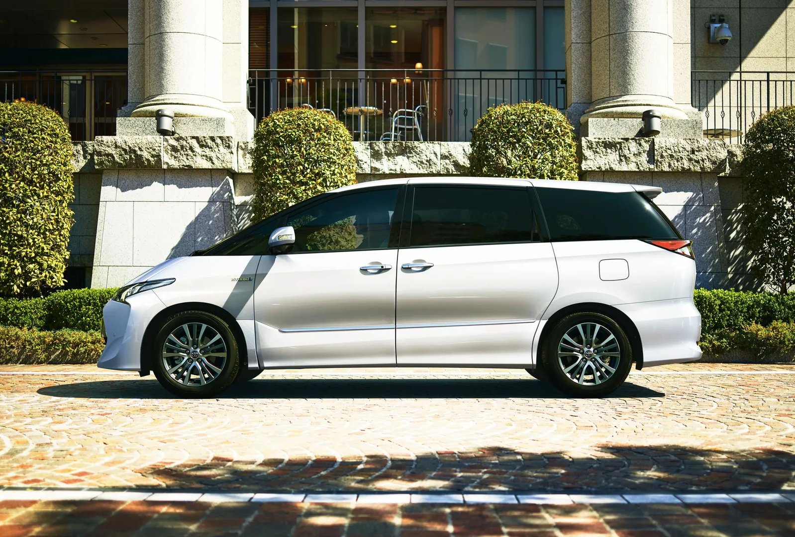 Toyota_Estima_3_generation_restyling_3__Minivan__5.jpg