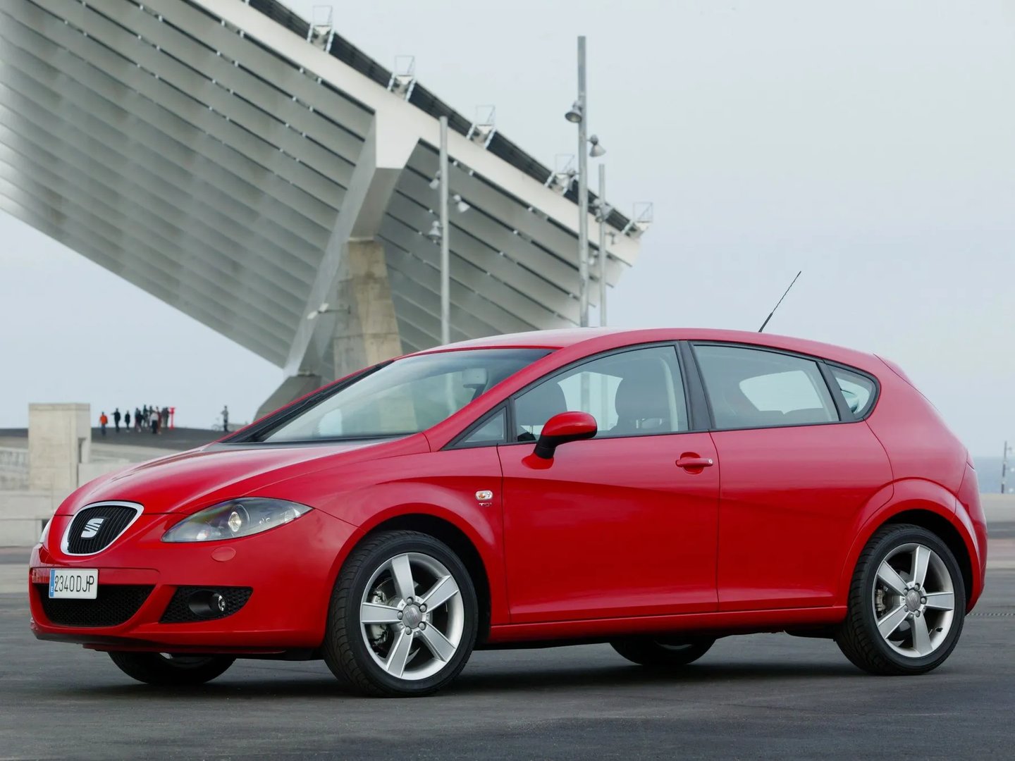 SEAT_Leon_2_generation__Hatchback_5-door__2.jpg