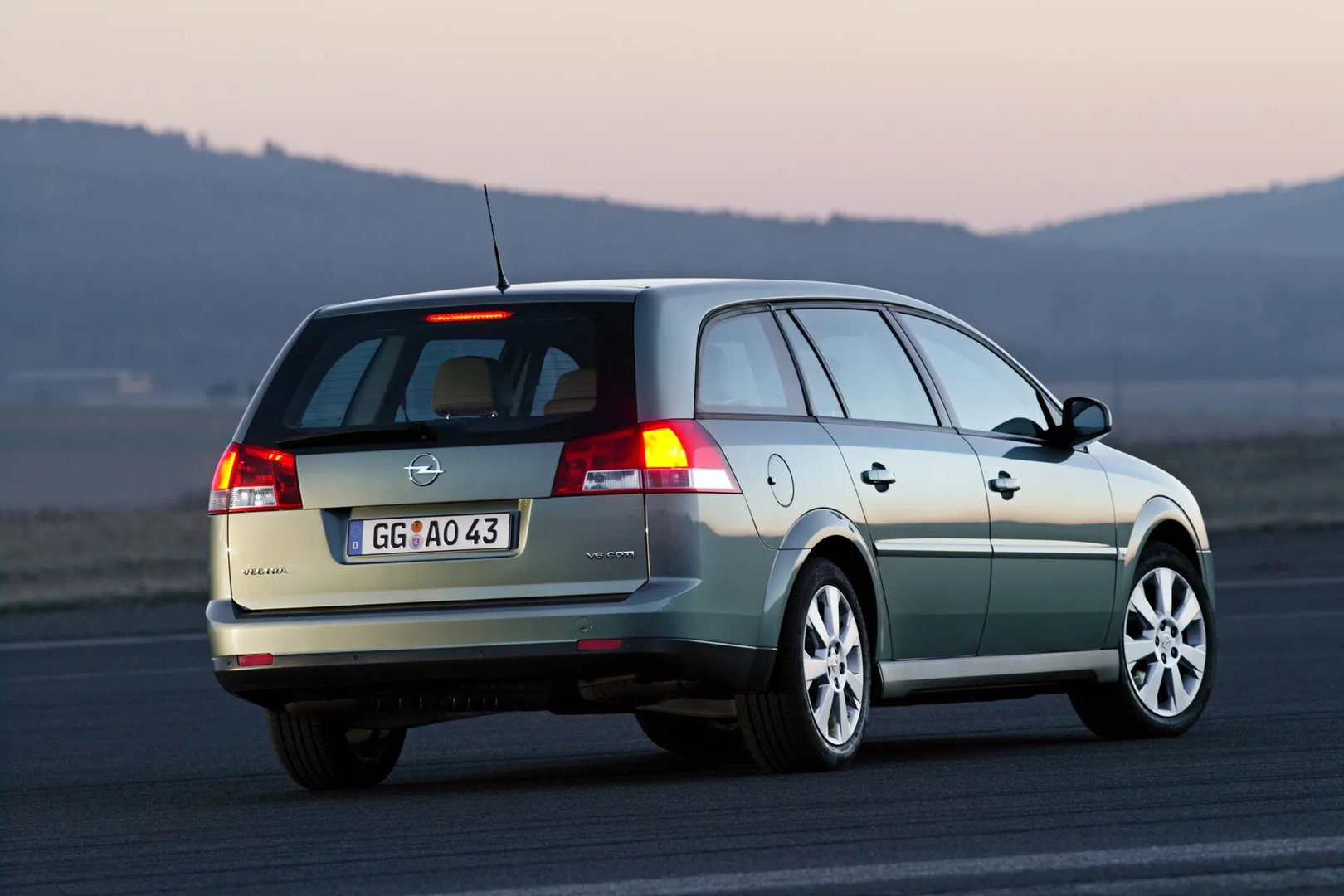 Opel_Vectra_3_generation__Estate_5-door__1.jpg