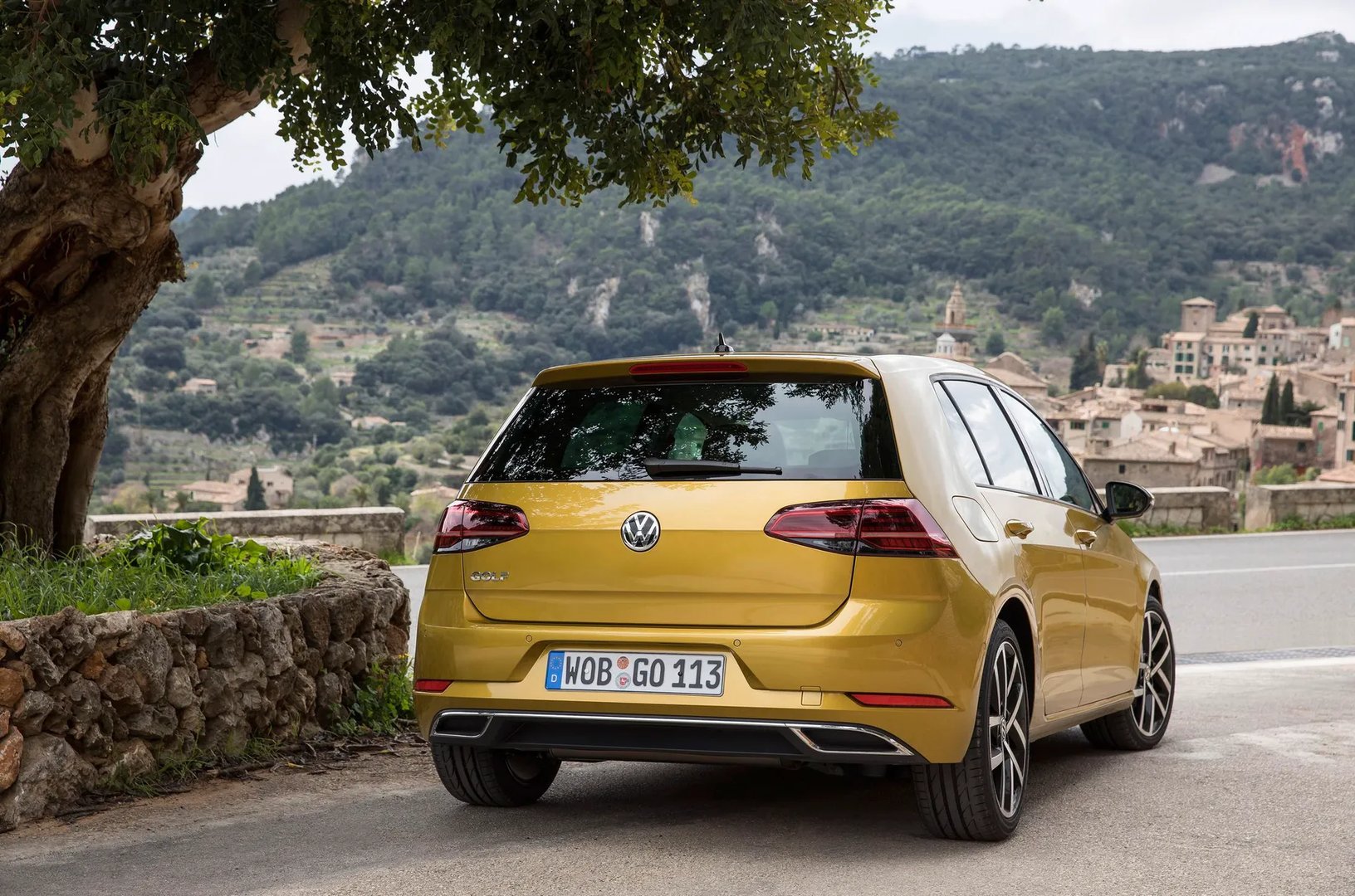 Volkswagen_Golf_7_generation_restyling__Hatchback_5-door__7.jpg