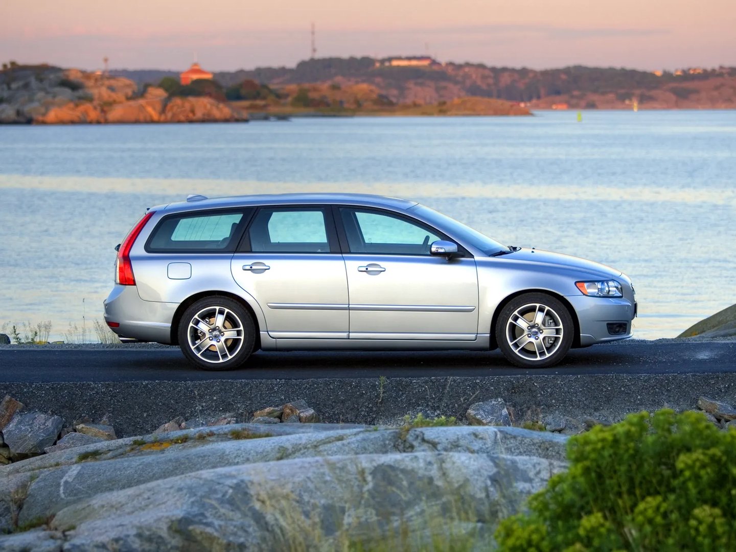 Volvo_V50_1_generation_restyling__Estate_5-door__13.jpg