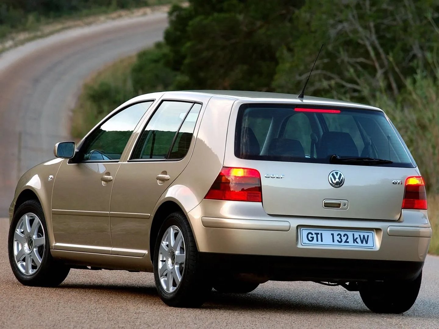 Volkswagen_Golf_GTI_4_generation__Hatchback_5-door__6.jpg