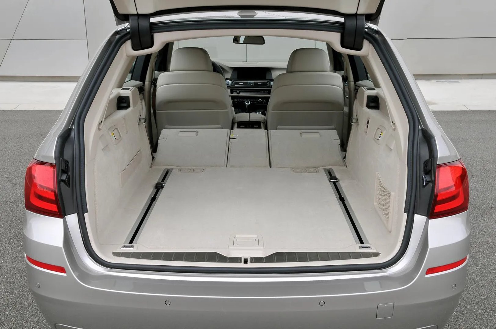 BMW_5_series_6_generation__Estate_5-door__6.jpg