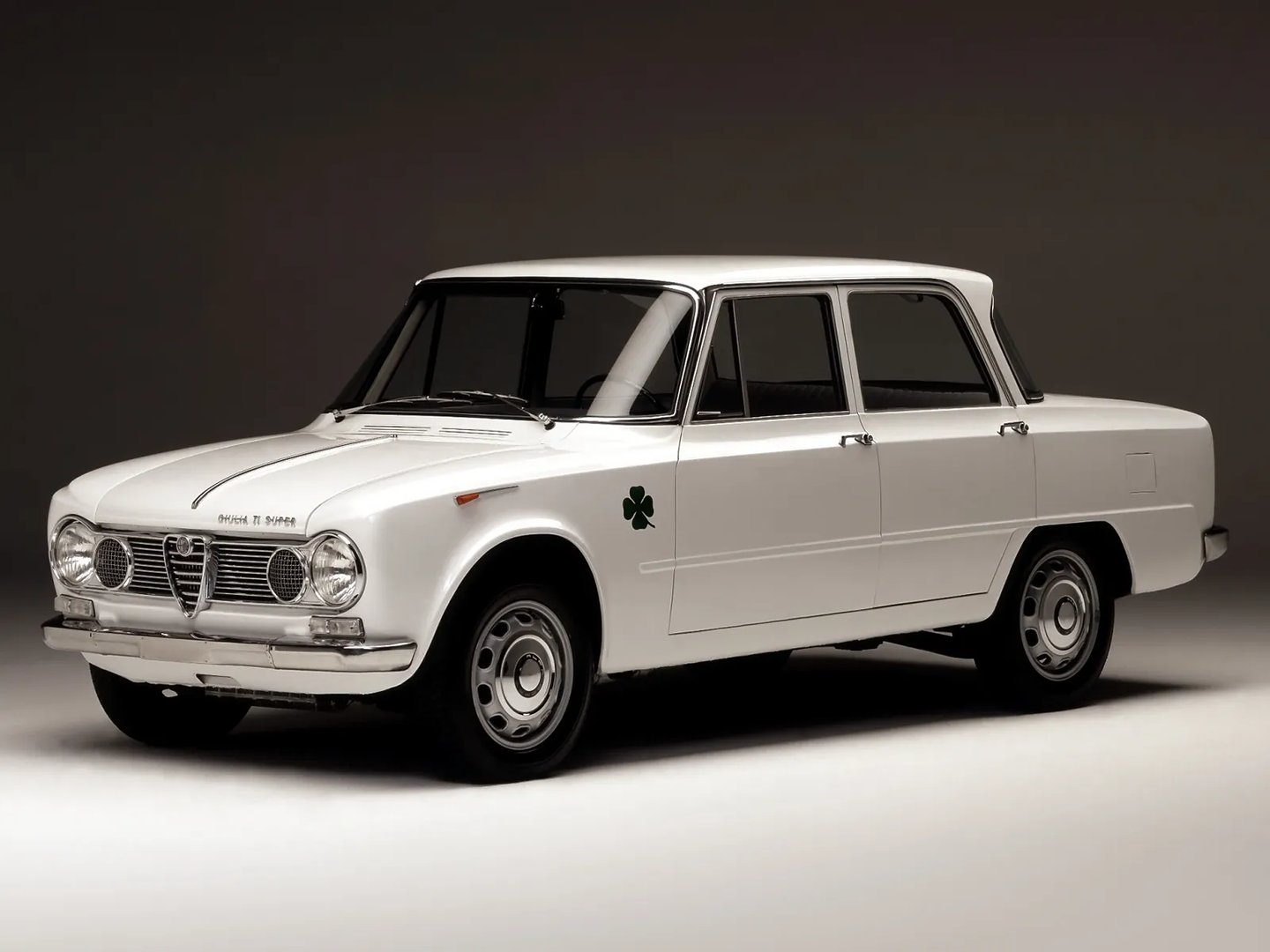 Alfa Romeo_105_115_1_generation__Sedan__4.jpg