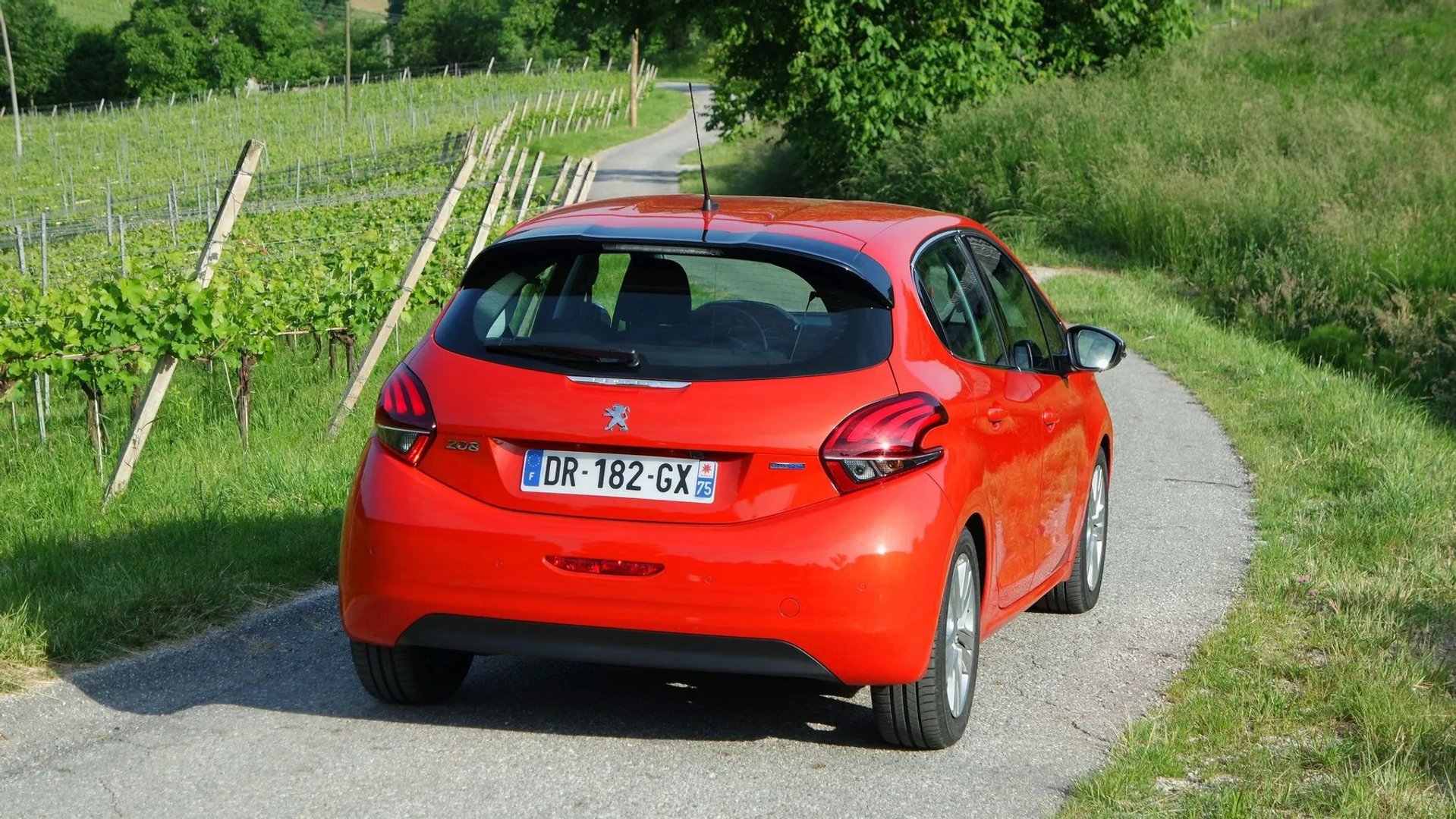 Peugeot_208_1_generation_restyling__Mini_5-doors__12.jpg