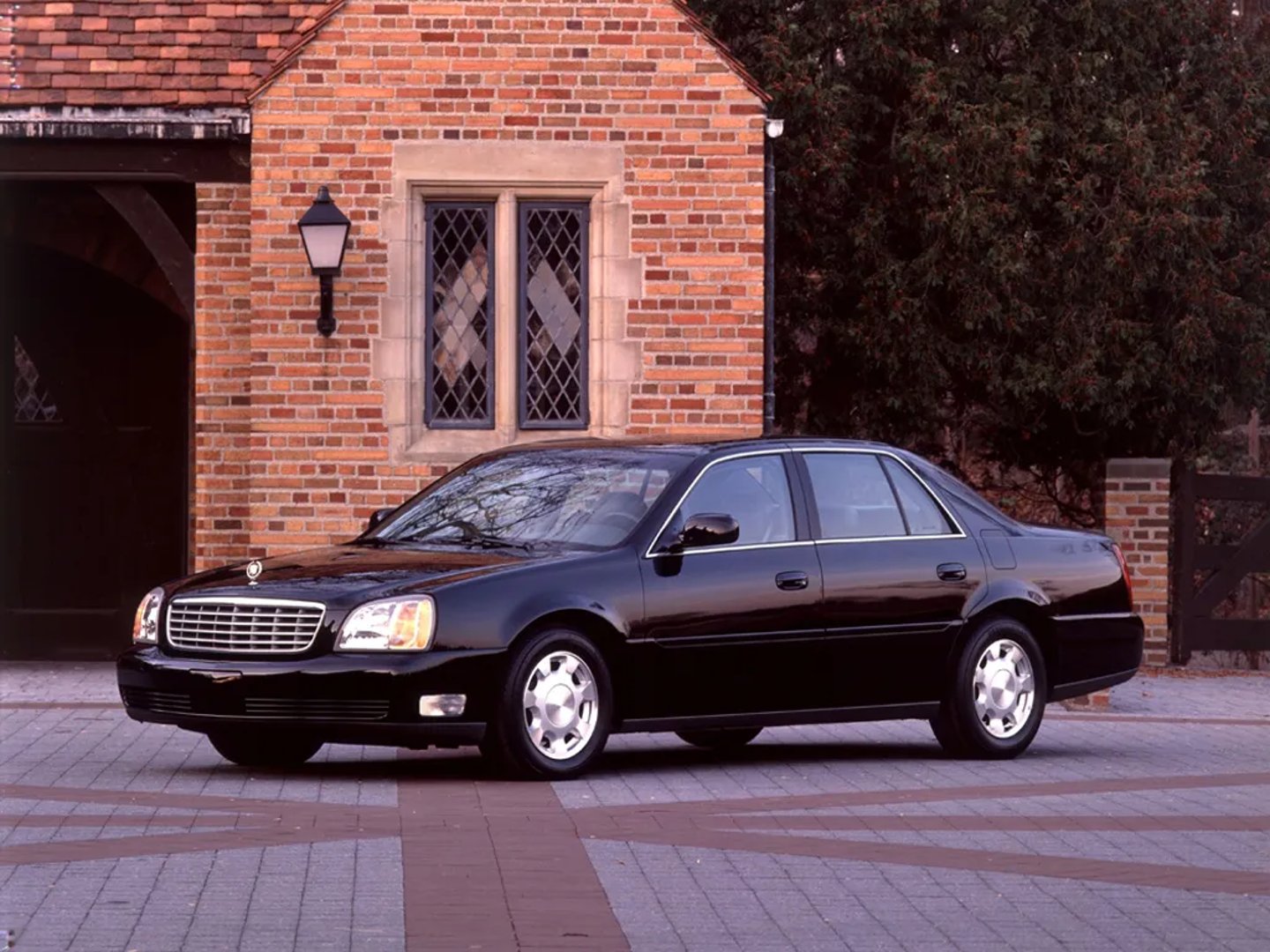 Cadillac_DeVille_8_generation__Sedan__5.jpg
