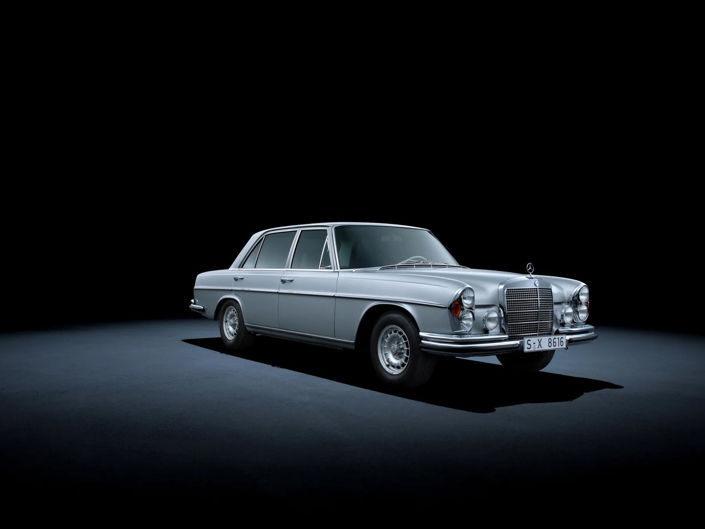 Mercedes_W108_1_generation__Sedan__1.jpg