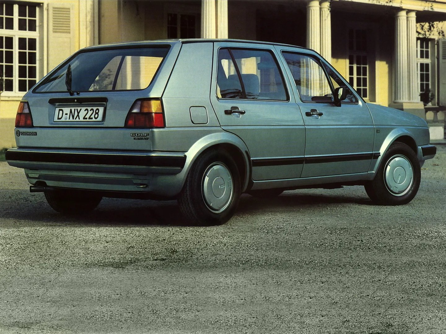 Volkswagen_Golf_2_generation__Hatchback_5-door__11.jpg