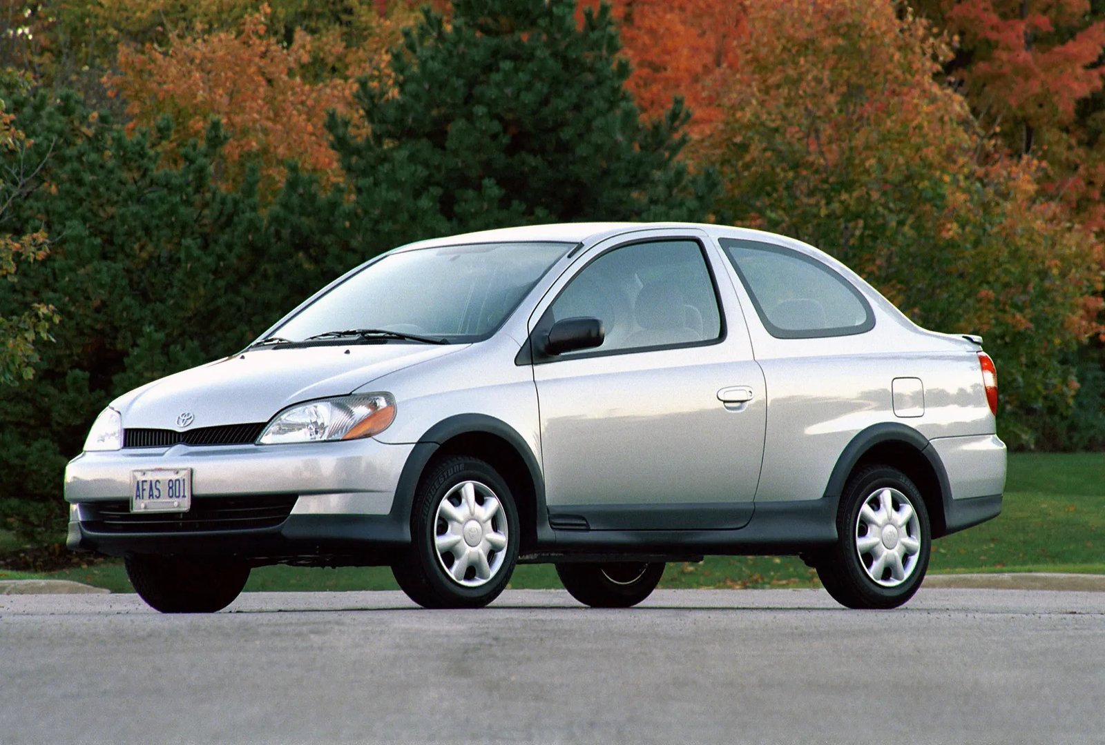 Toyota_Echo_1_generation__Coupe__2.jpg