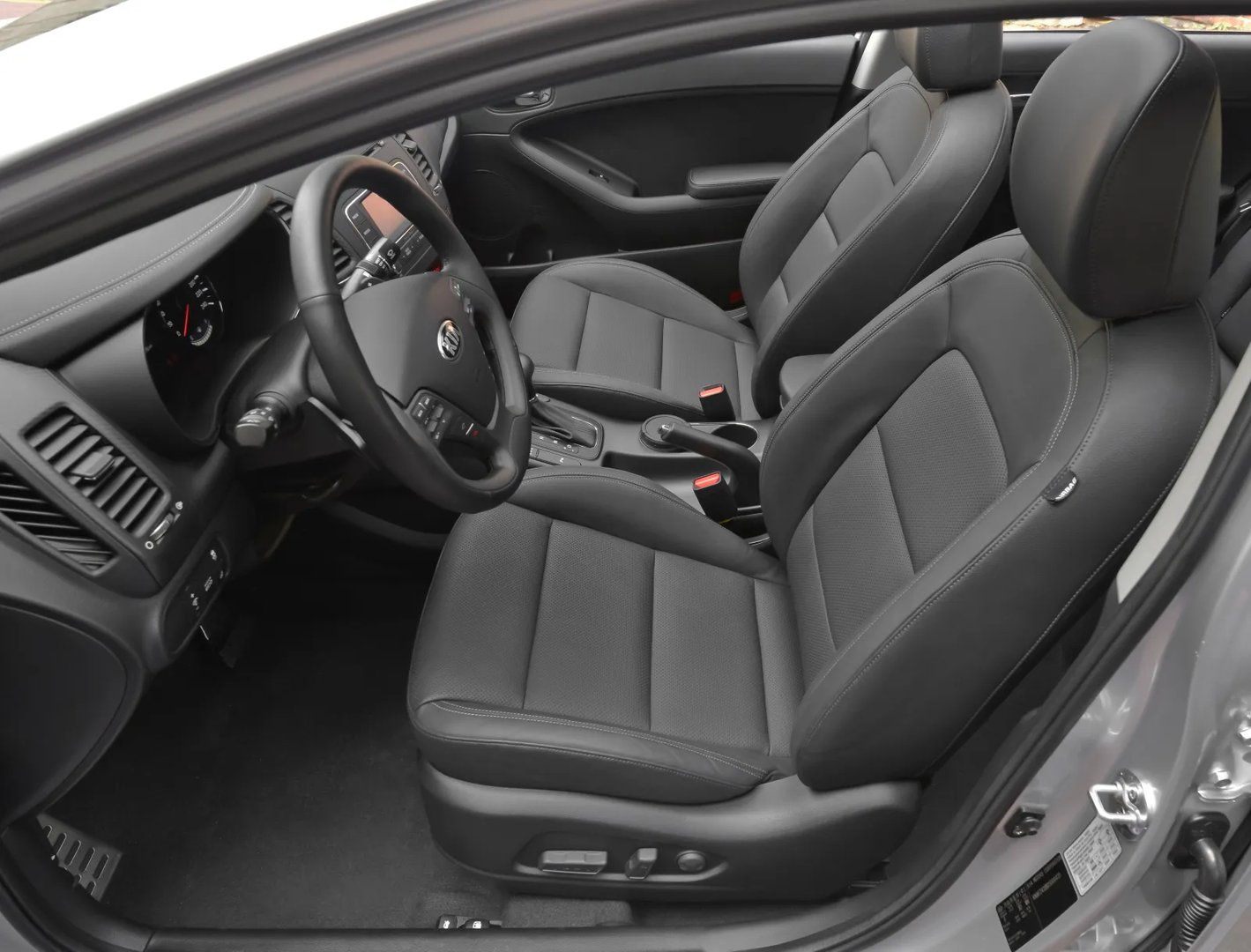 Kia_Cerato_3_generation__Sedan__8.jpg