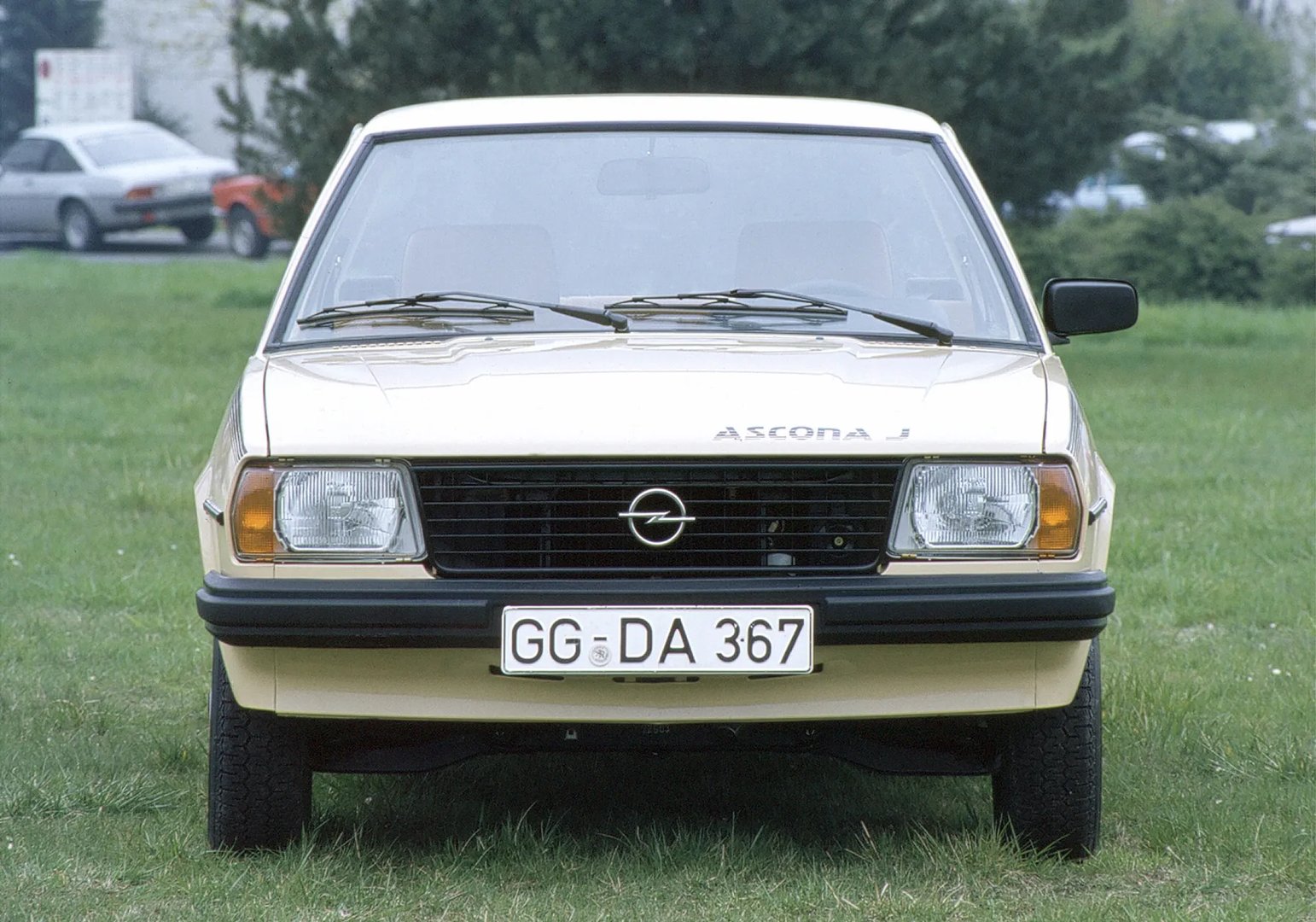 Opel_Ascona_2_generation__Sedan_2-doors__12.jpg