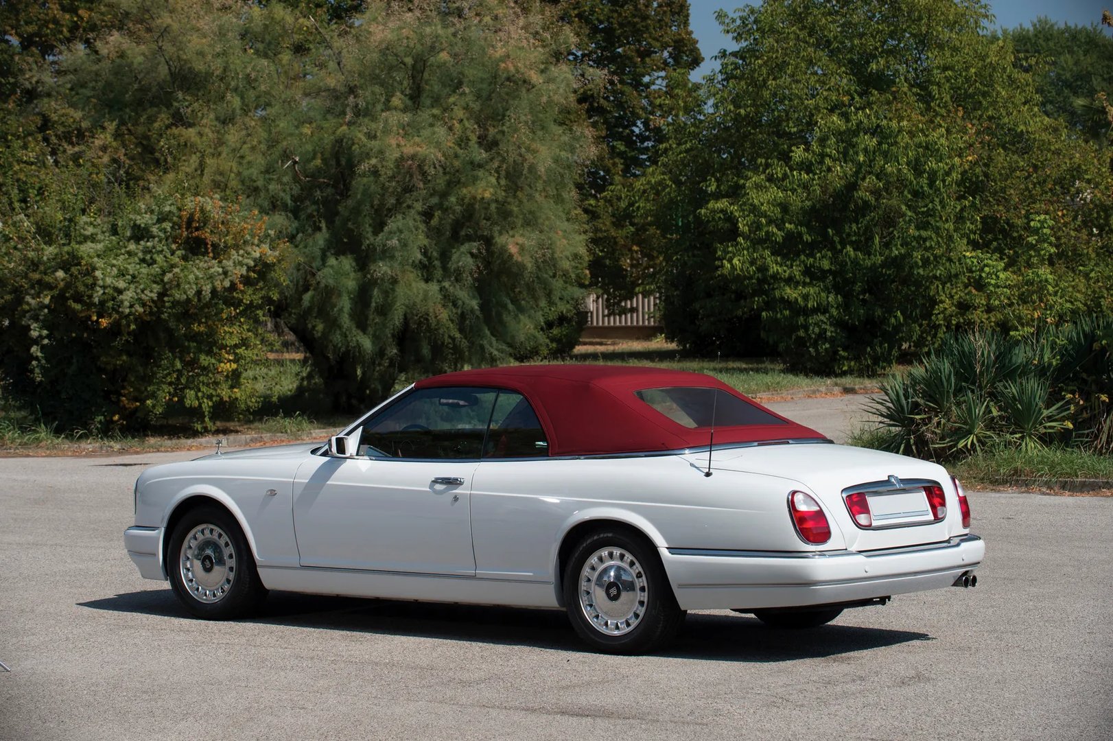 Rolls-Royce_Corniche_5_generation__Cabrio__1.jpg
