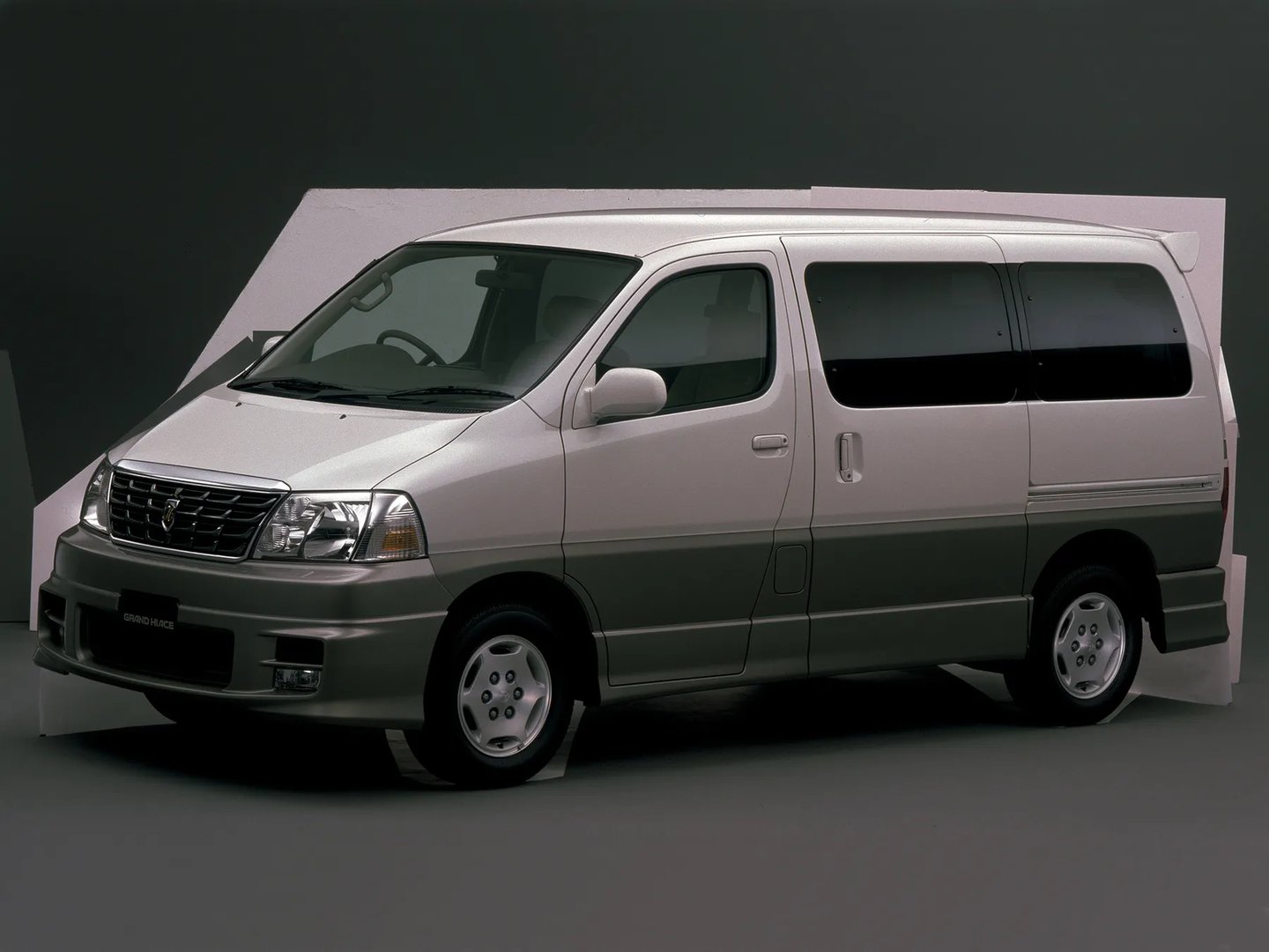Toyota_HiAce_Grand_1_generation__Minivan__4.jpg