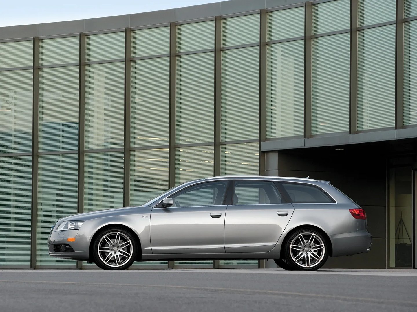 Audi_A6_3_generation__Estate_5-door__9.jpg