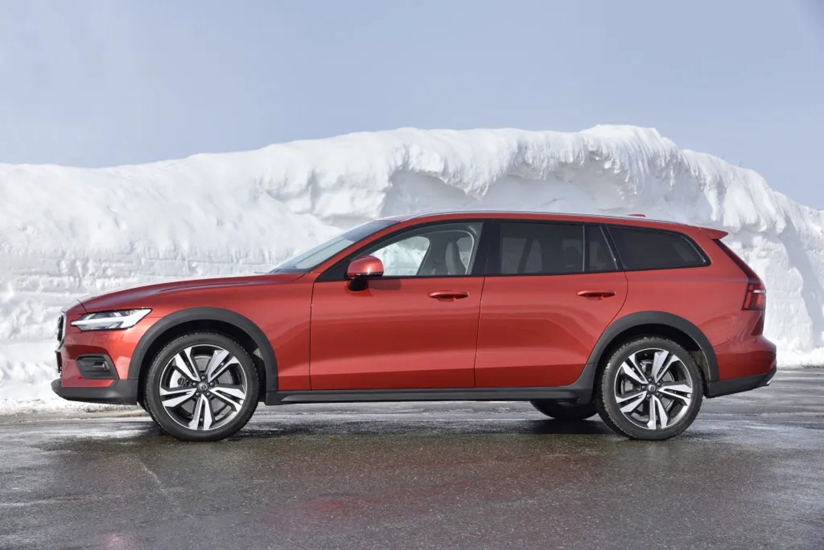 Volvo_V60_Cross_Country_2_generation__Estate_5-door__9.jpg