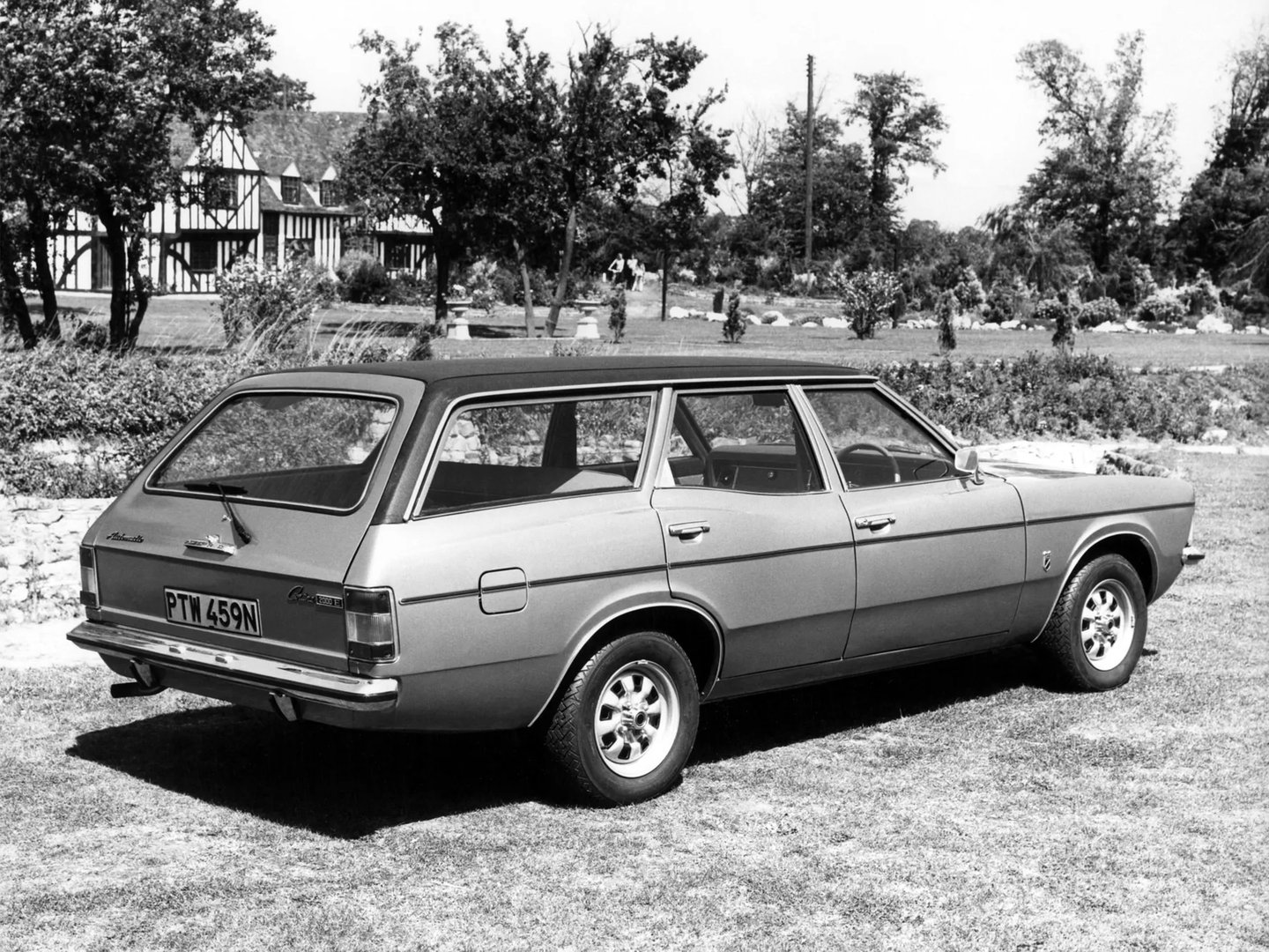 Ford_Cortina_3_generation__Estate_5-door__1.jpg