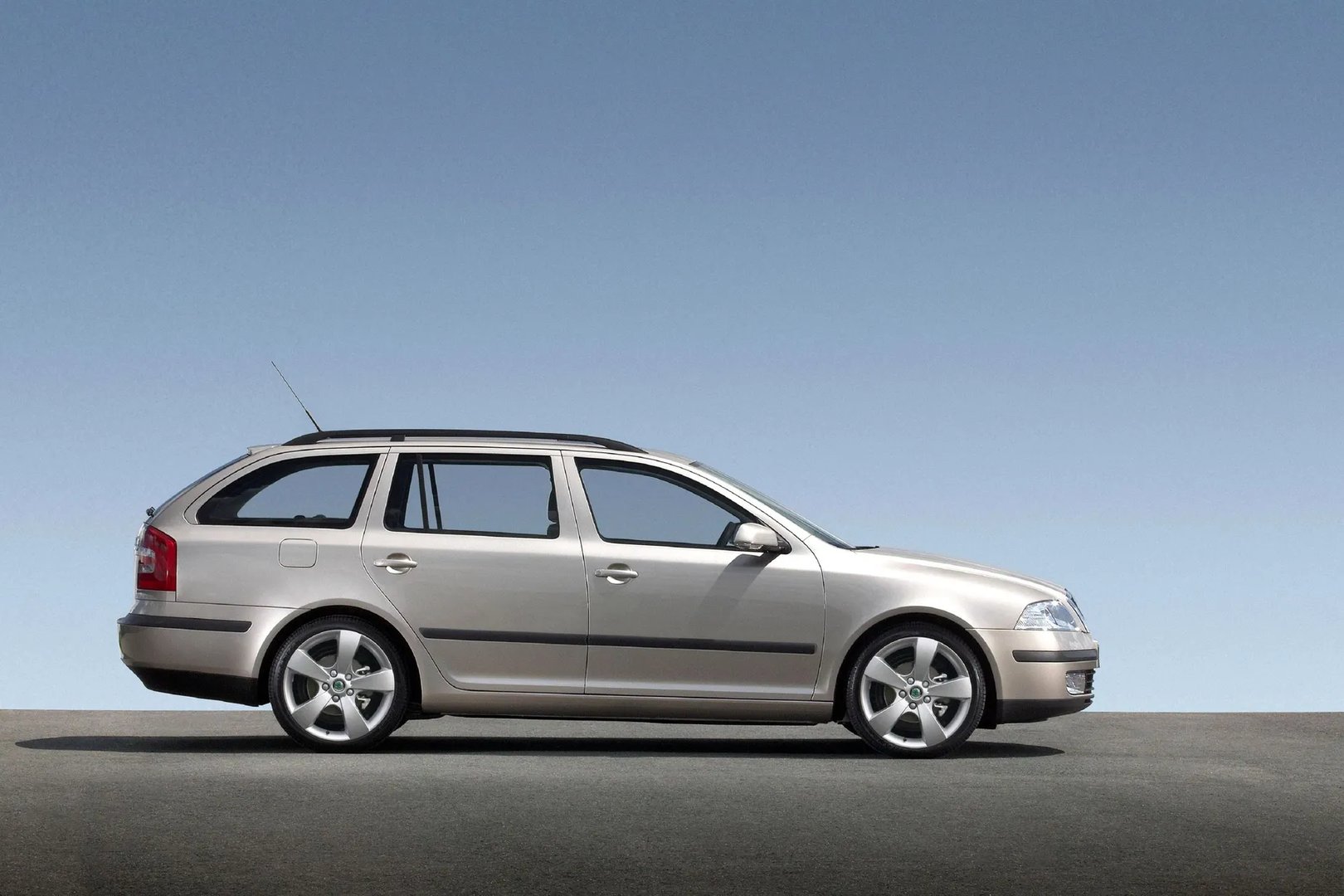 Skoda_Octavia_2_generation__Estate_5-door__4.jpg