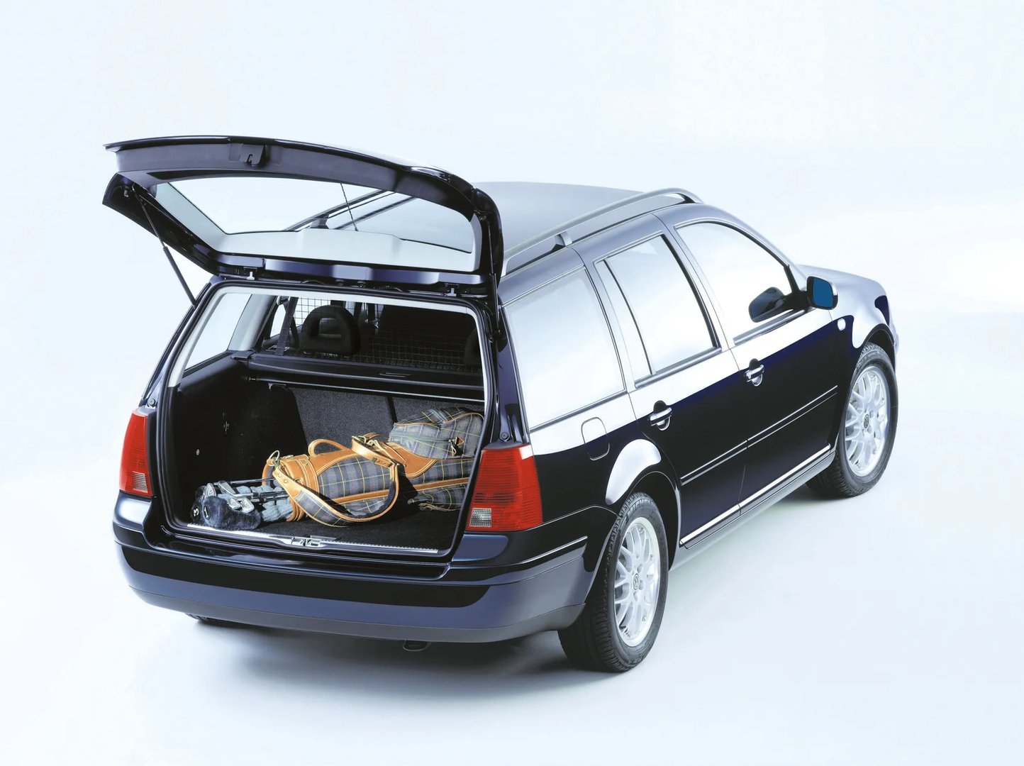 Volkswagen_Bora_1_generation__Estate_5-door__9.jpg