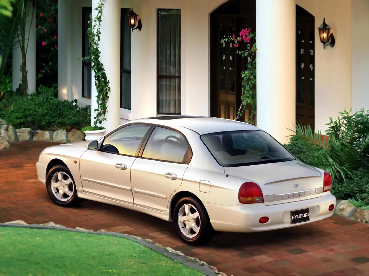Hyundai_Sonata_4_generation__Sedan__4.jpg
