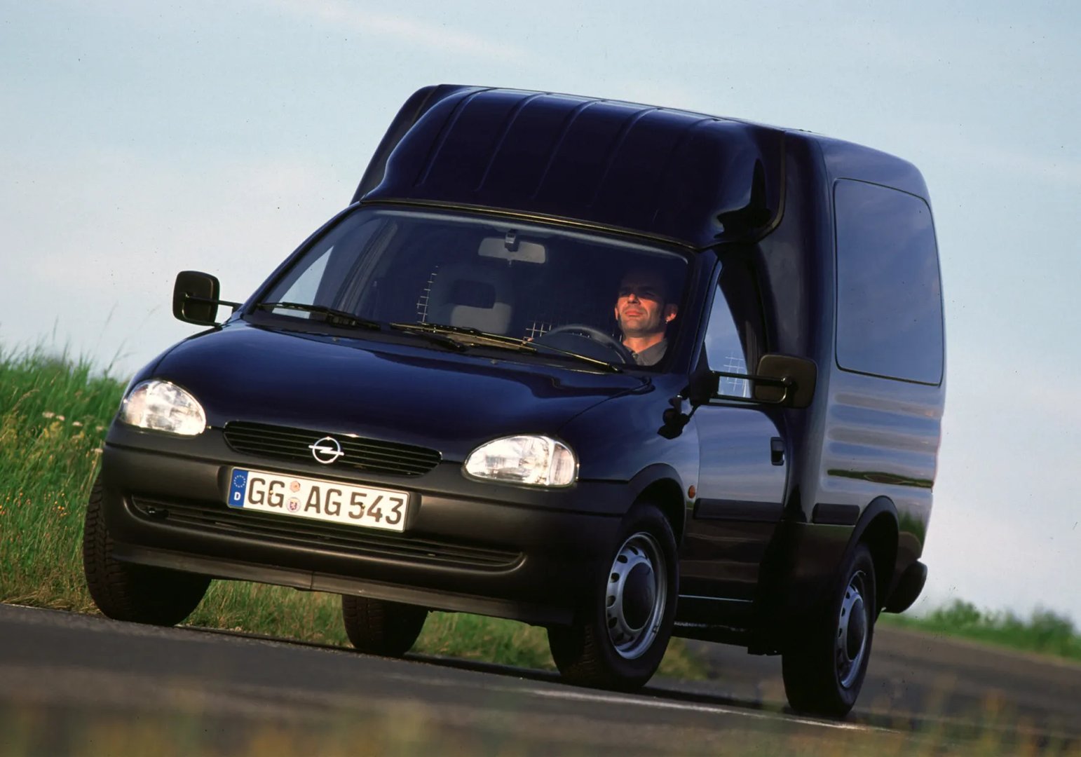 Opel_Combo_2_generation__Compact_Van__1.jpg